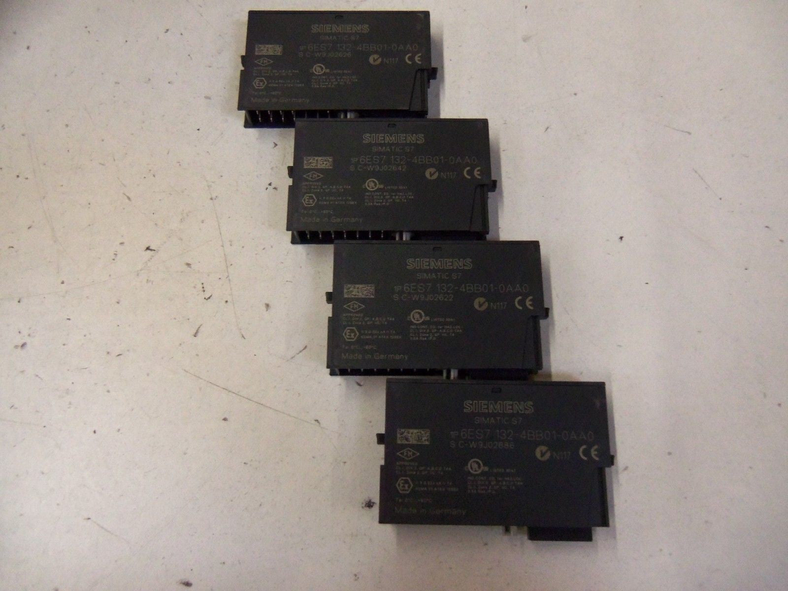 LOT OF 4 SIEMENS SIMATIC 6ES7 132-4BB01-0AA0 DIGITAL OUTPUT *NEW IN BOX*