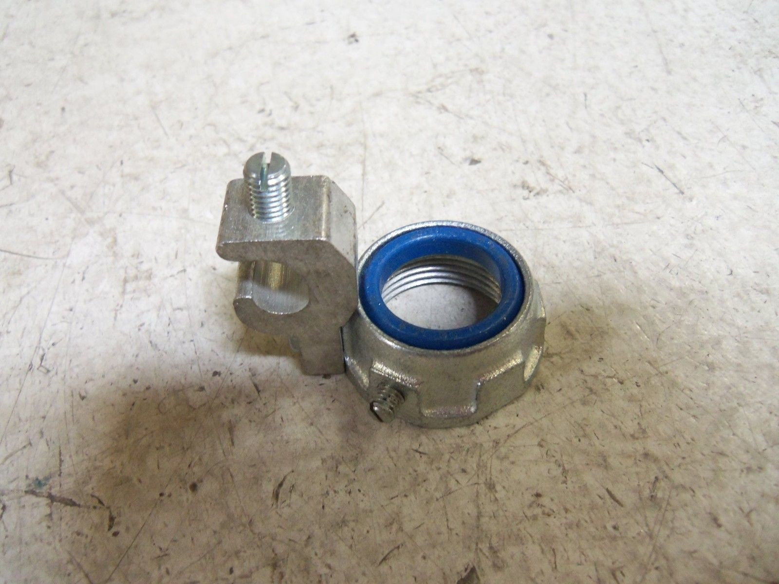 LOT OF 50 THOMAS & BETTS 3871-TB GROUND BUSHING *NEW IN BOX*