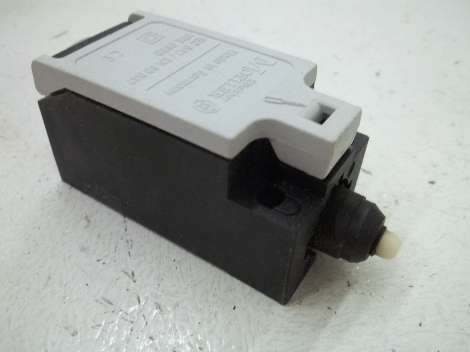 LOT OF 5 MOELLER AT0-11-1-I STANDARDIZED LIMIT SWITCH *NEW IN BOX*