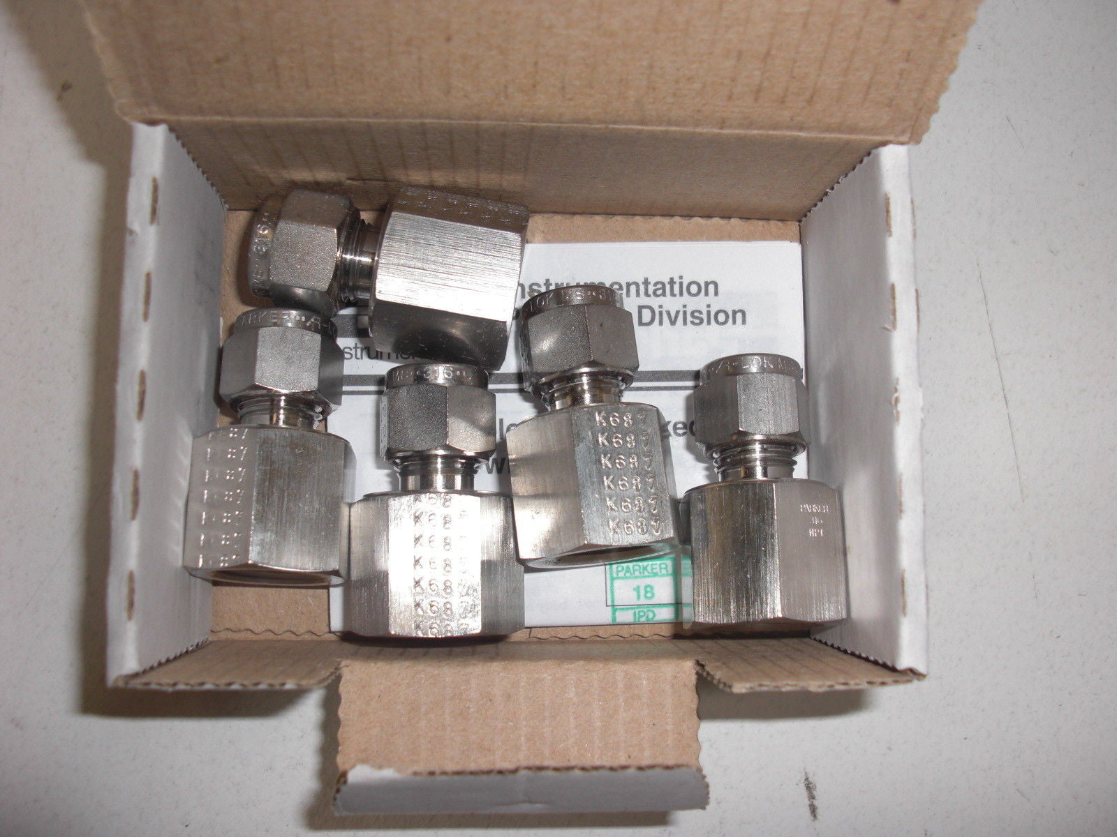 LOT OF 5 PARKER FLUID CONNECTORS M8FSC3/8N-316  *NEW IN BOX*