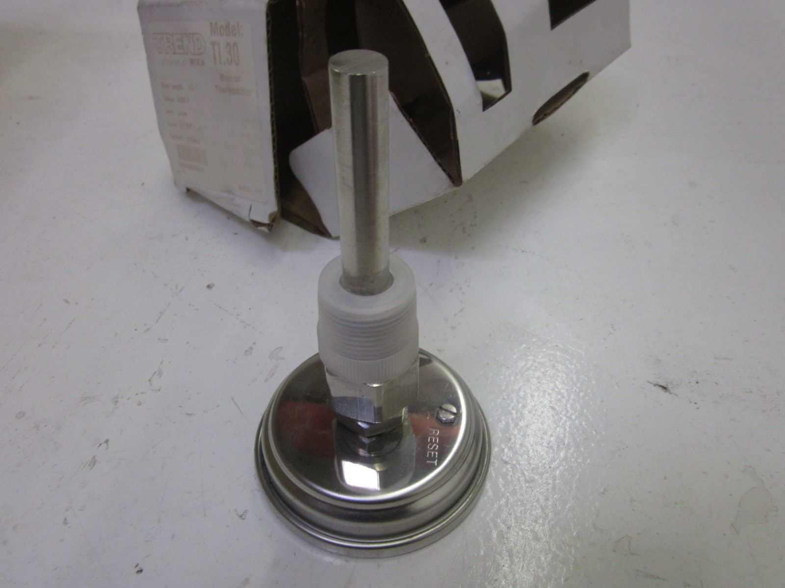 TREND 30040A206L4 BIMETAL THERMOMETER 0-250 *NEW IN BOX*
