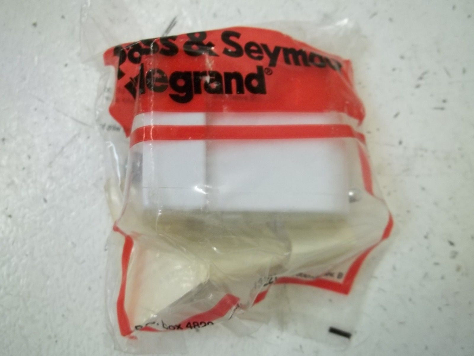 LOT OF 6 PASS & SEYMOUR 466 FLUORESCENT LAMPHOLDER 660W 1000V *NEW IN BOX*