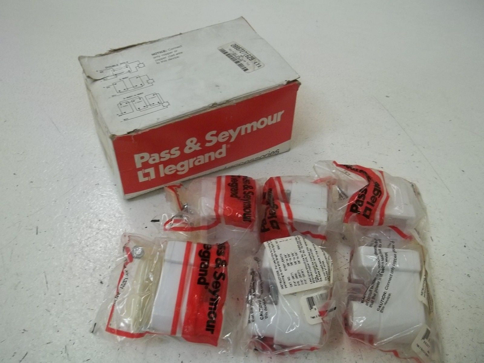 LOT OF 6 PASS & SEYMOUR 466 FLUORESCENT LAMPHOLDER 660W 1000V *NEW IN BOX*