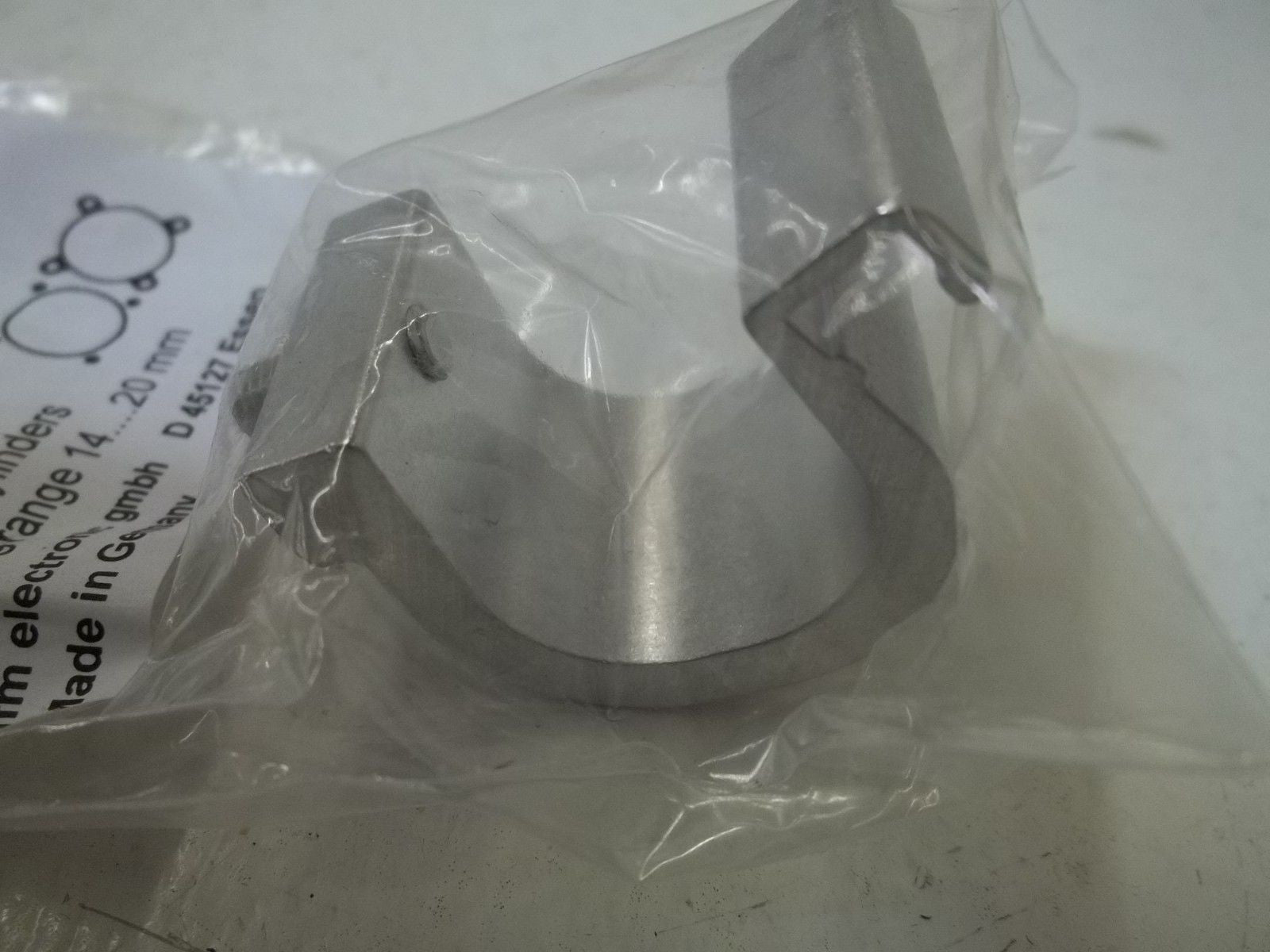 IFM EFECTOR E11801 TIE-ROD CYLINDER BRACKET *NEW IN FACTORY BAG*