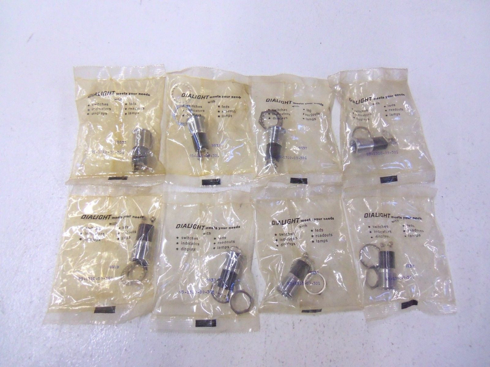 LOT OF 8 DIALIGHT LIGHT SOCKET 95-1310-09-301 *NEW IN FACTORY BAG*