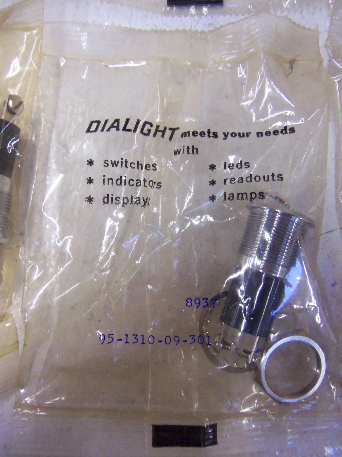 LOT OF 8 DIALIGHT LIGHT SOCKET 95-1310-09-301 *NEW IN FACTORY BAG*