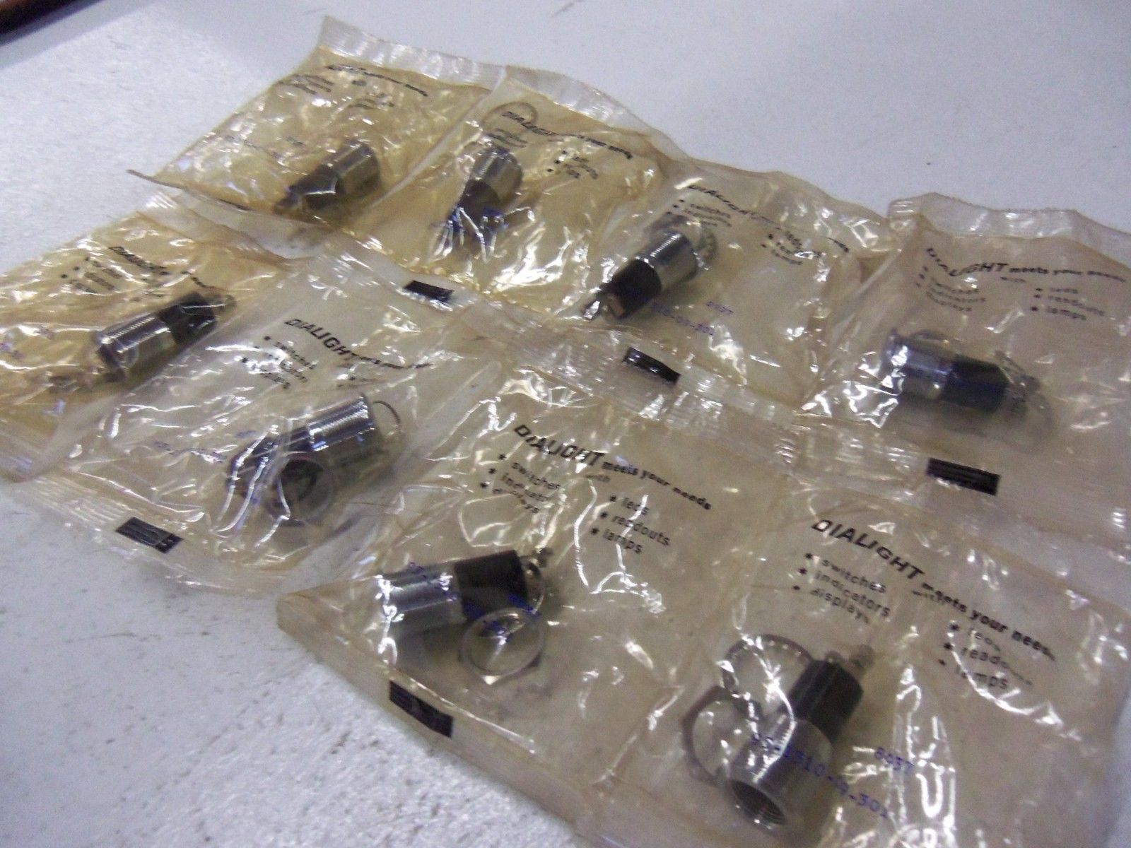 LOT OF 8 DIALIGHT LIGHT SOCKET 95-1310-09-301 *NEW IN FACTORY BAG*