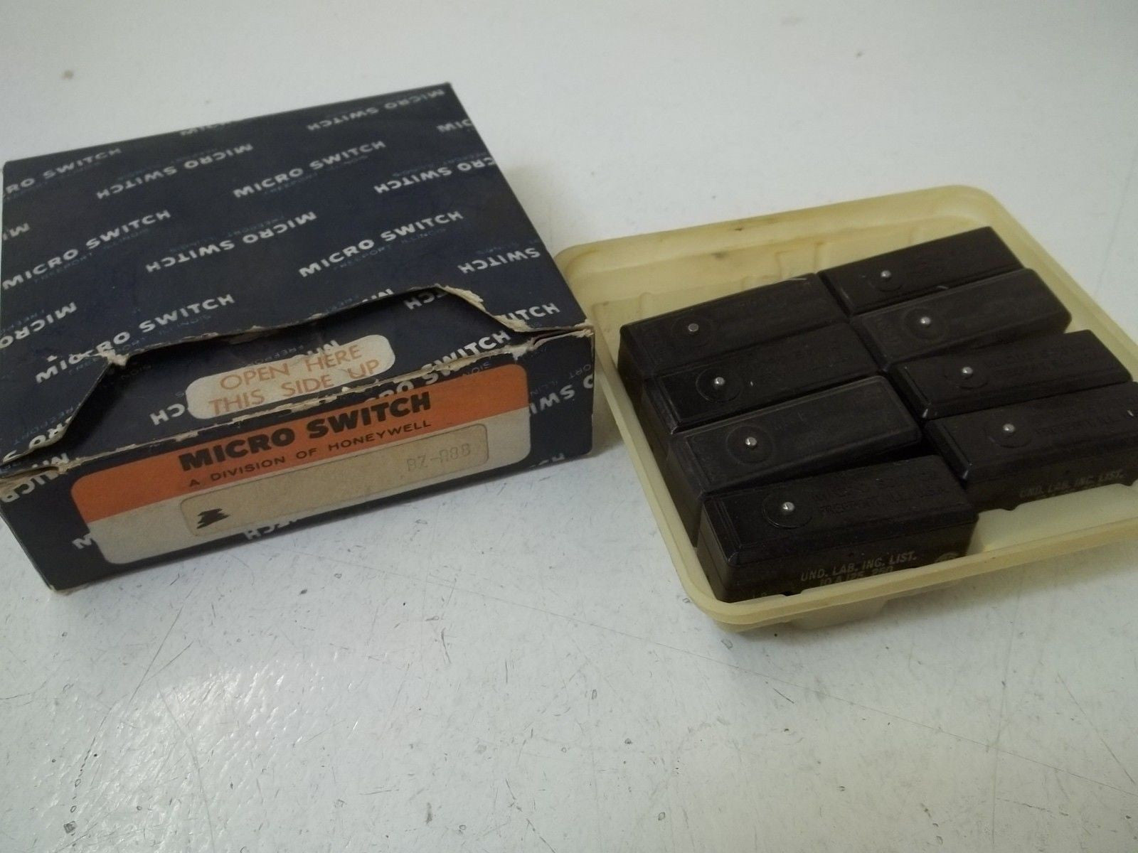 LOT OF 8 MICROSWITCH  BZ-R88 *NEW IN BOX*
