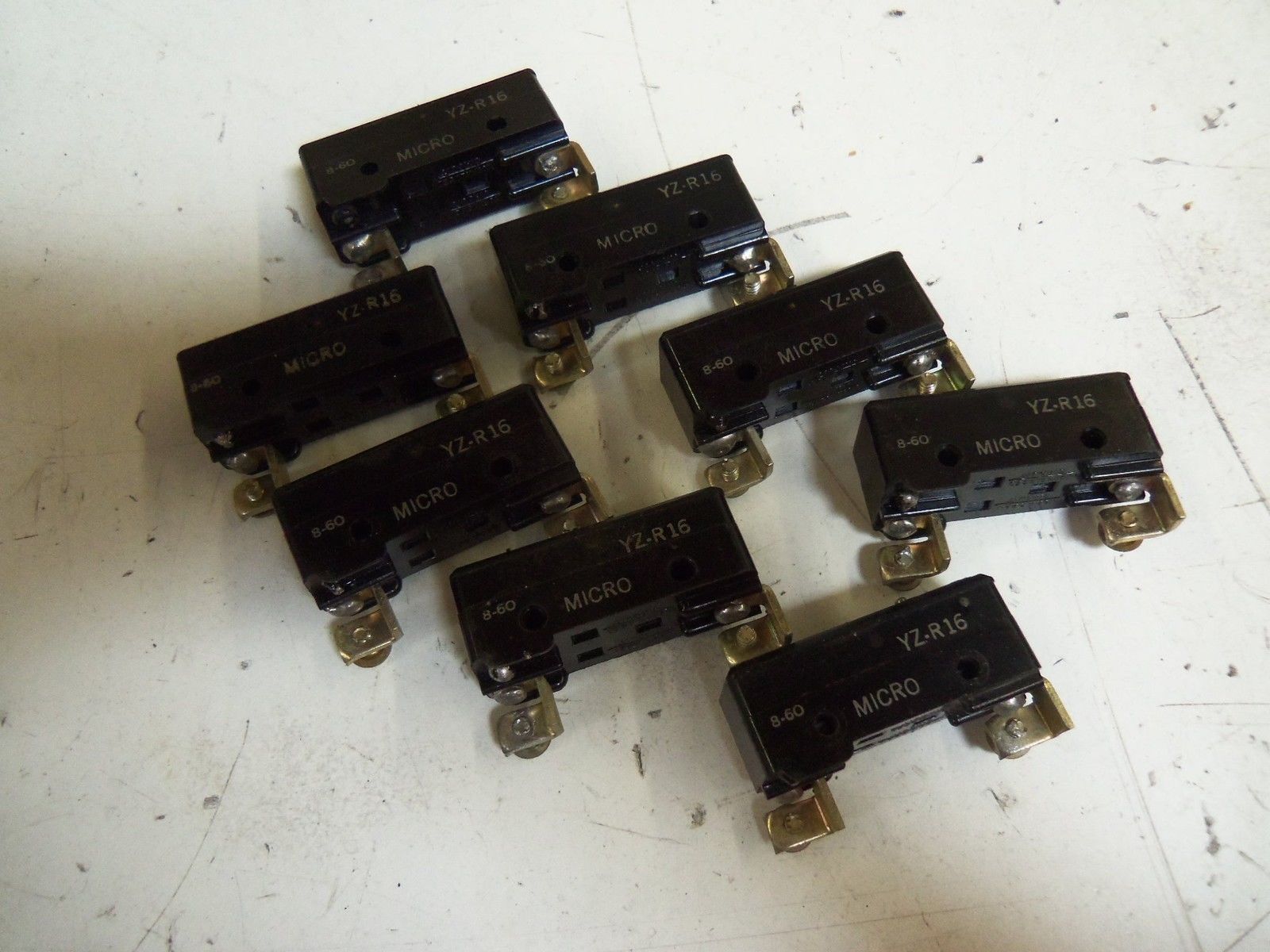 LOT OF 8 MICROSWITCH  YZ-R16 *NEW NO BOX*