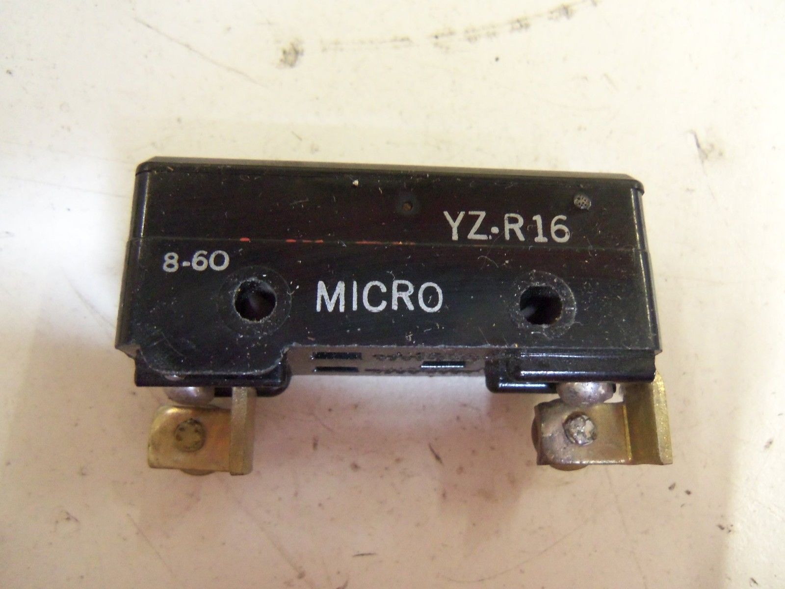 LOT OF 8 MICROSWITCH  YZ-R16 *NEW NO BOX*