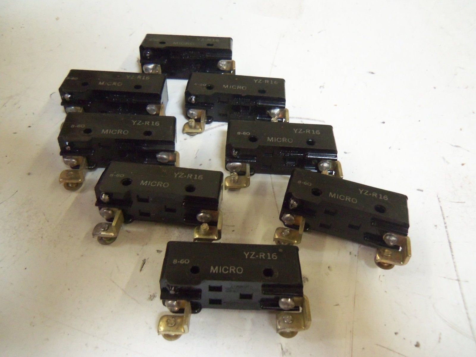 LOT OF 8 MICROSWITCH  YZ-R16 *NEW NO BOX*