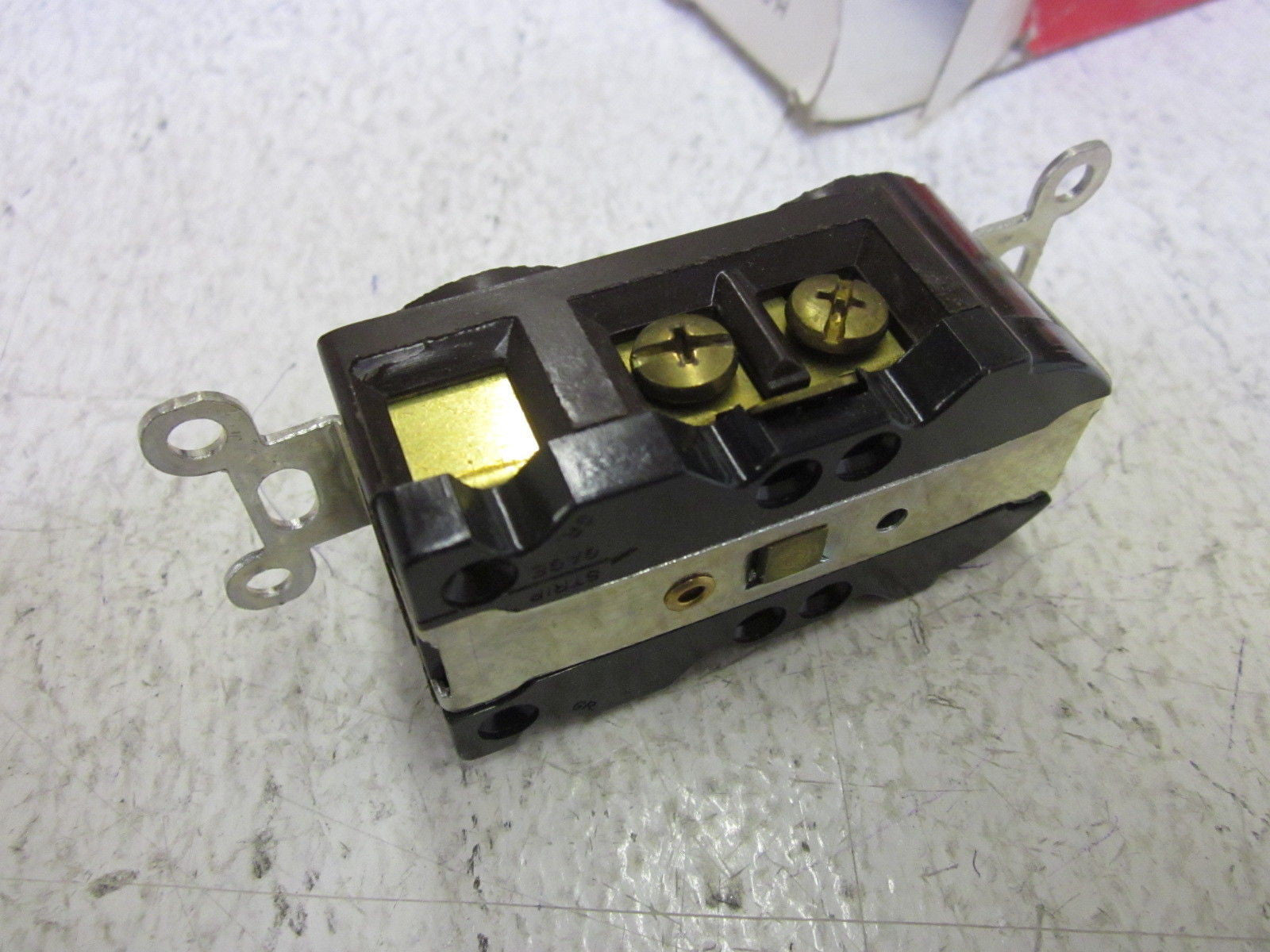 LOT OF 8 PASS & SEYMOUR 4700 125V DUPLEX RECEPTACLE *NEW IN BOX*