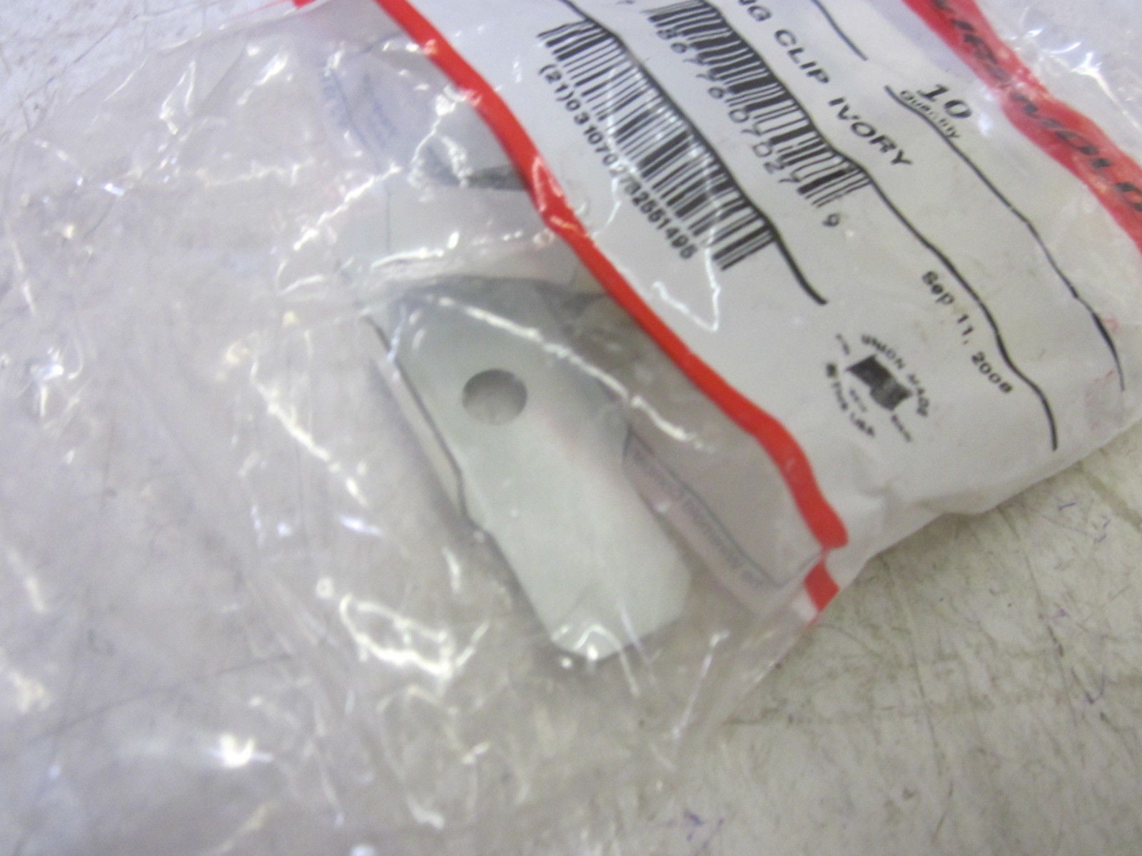 LOT OF 90 WIREMOLD V5703 STL SUPPORTING CLIP, IVORY *NEW IN A FACTORY BAG*
