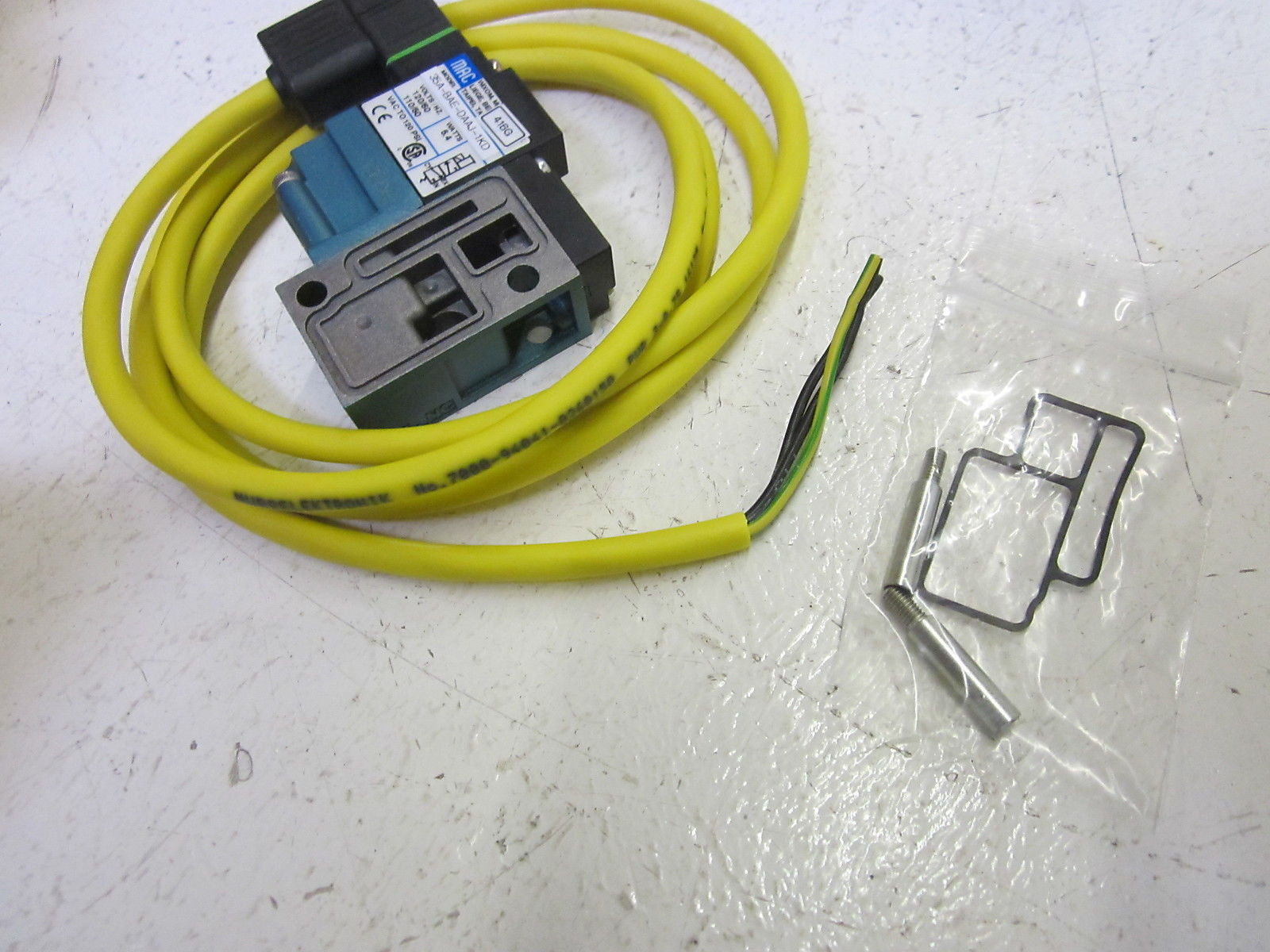 MAC 35A-BAE-DAAJ-1KD VALVE 120V (AS PICTURED)  *USED*