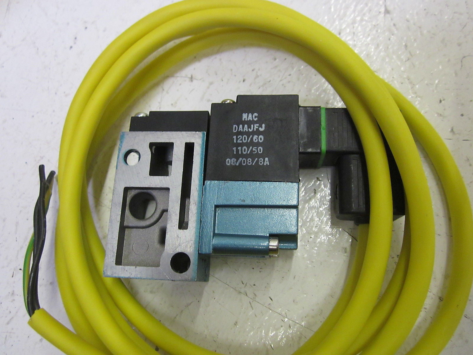 MAC 35A-BAE-DAAJ-1KD VALVE 120V (AS PICTURED)  *USED*