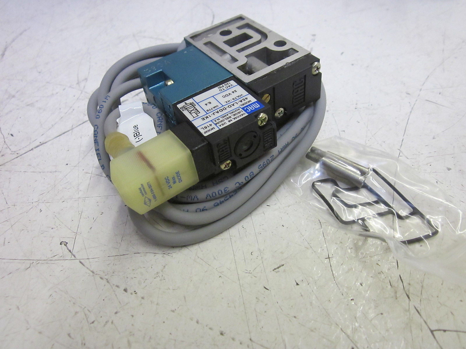 MAC 45A-LAD-DDAJ-1KE SOLENOID VALVE 24VDC (AS PICTURED W/ CORD) *NEW IN BOX*