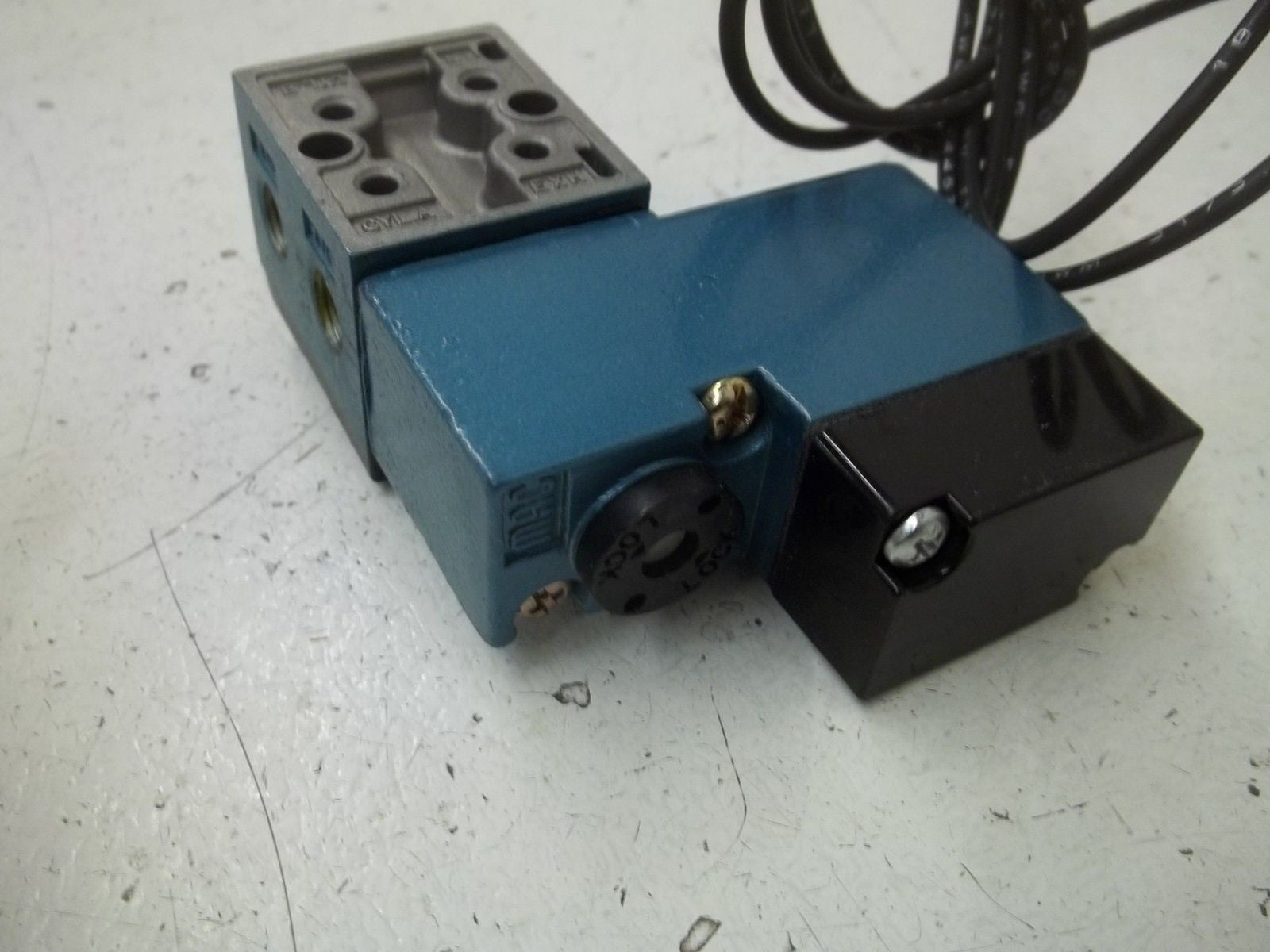 MAC 611B-11-111AA SOLENOID VALVE *USED*