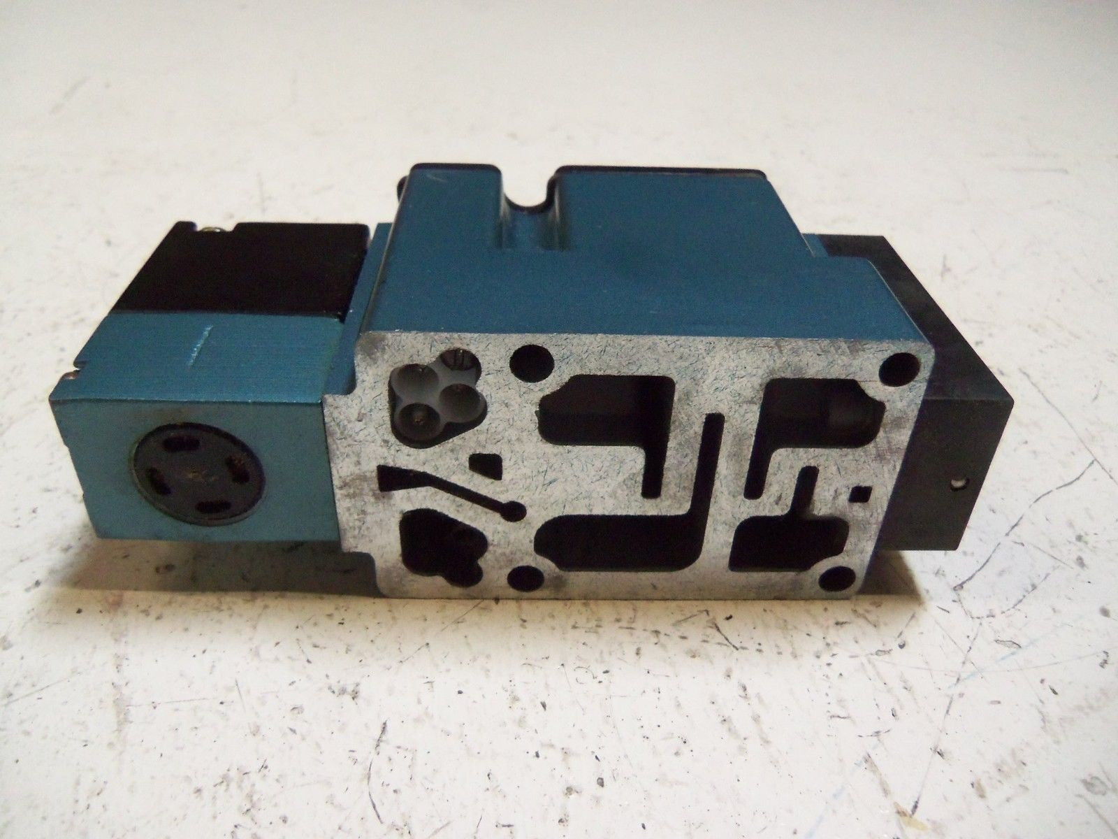 MAC 6213C-000-PM-111DA SOLENOID VALVE *USED*