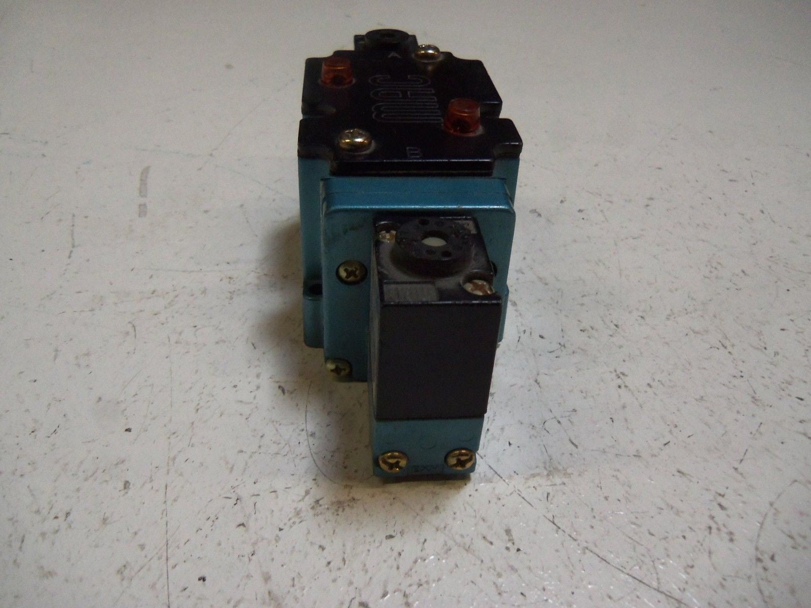 MAC 6323D-000-PM-111DA PNEUMATIC VALVE *USED*