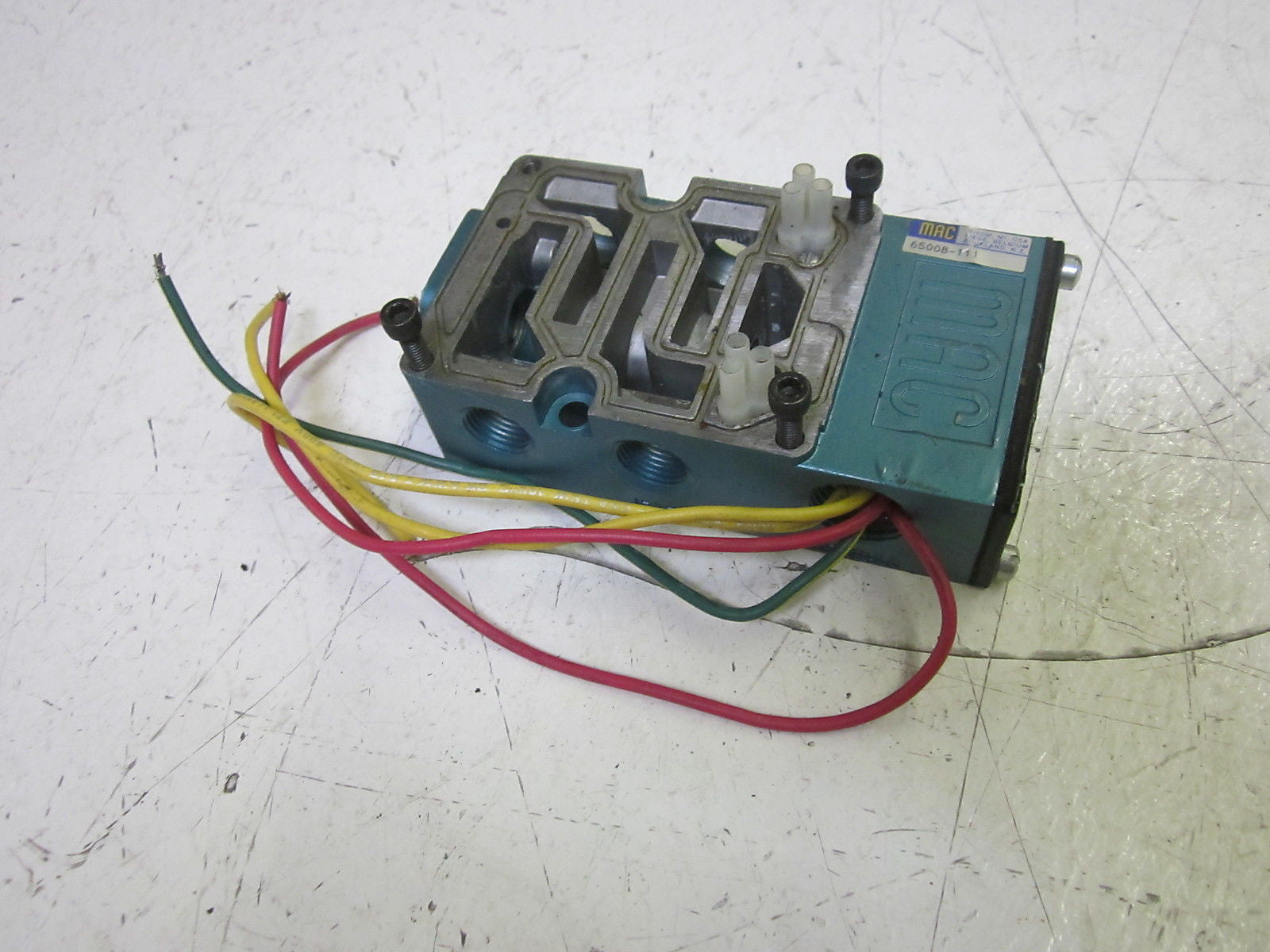 MAC 6500B-111 VALVE BASE  *USED*
