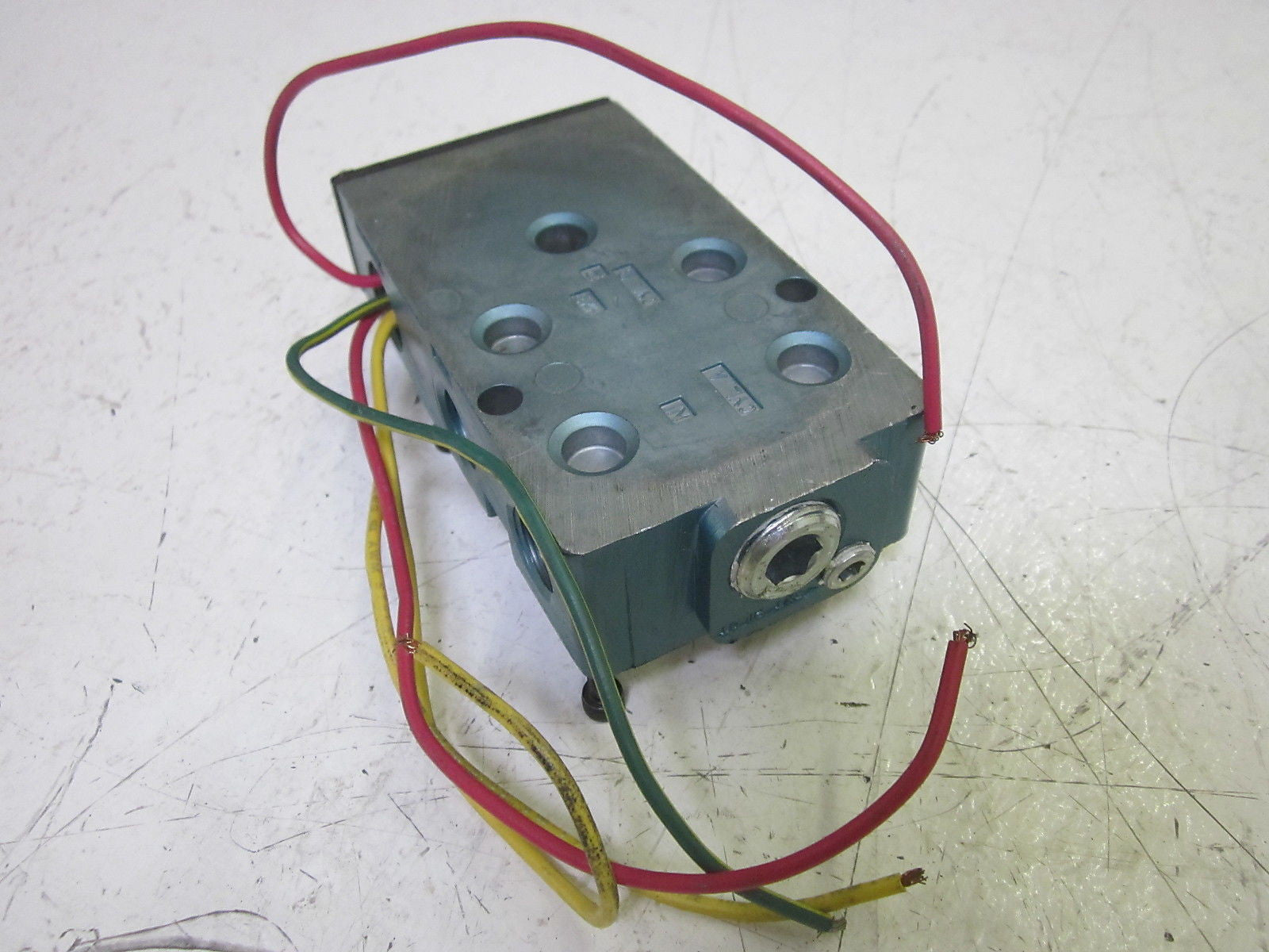MAC 6500B-111 VALVE BASE  *USED*