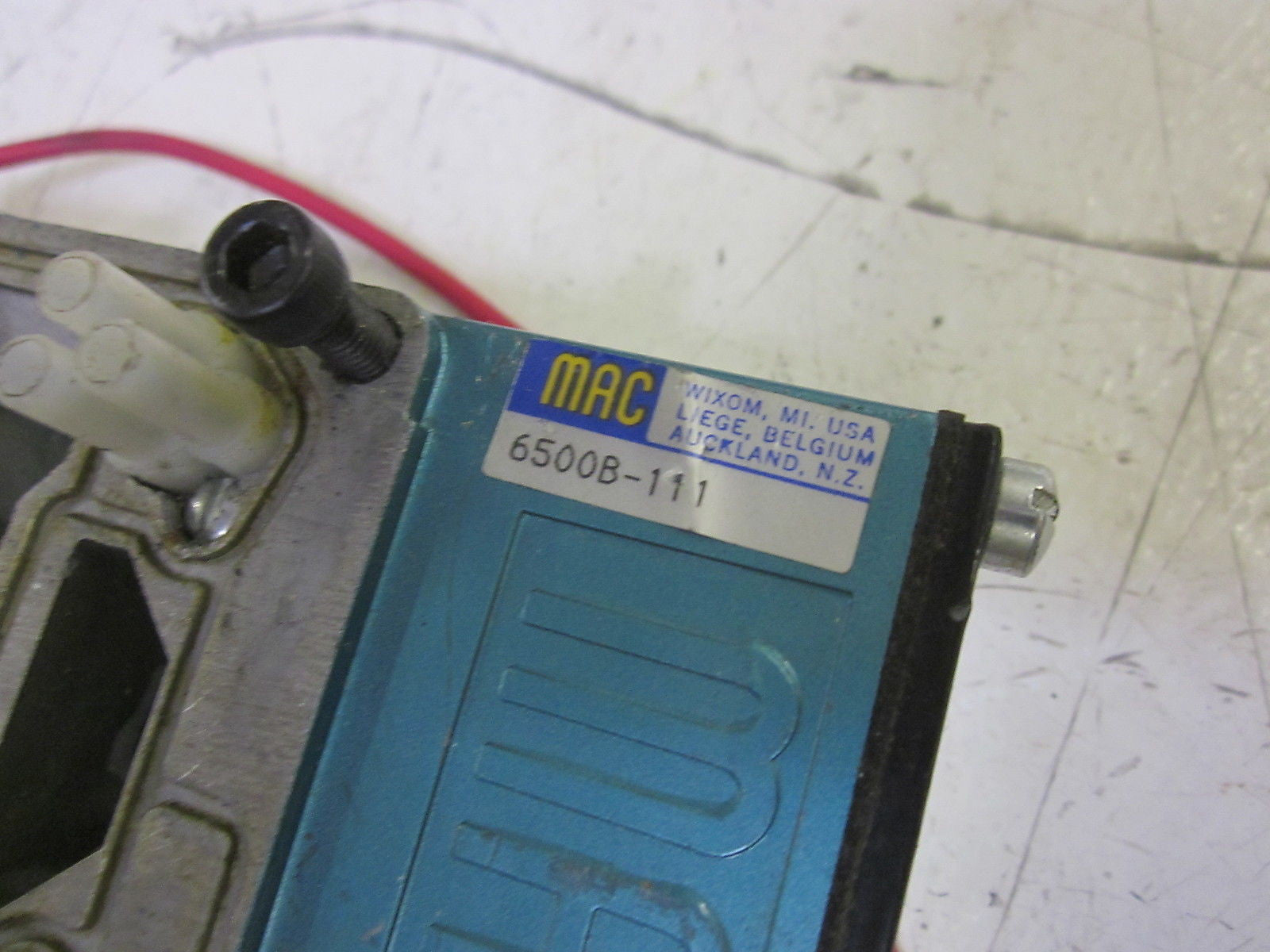 MAC 6500B-111 VALVE BASE  *USED*