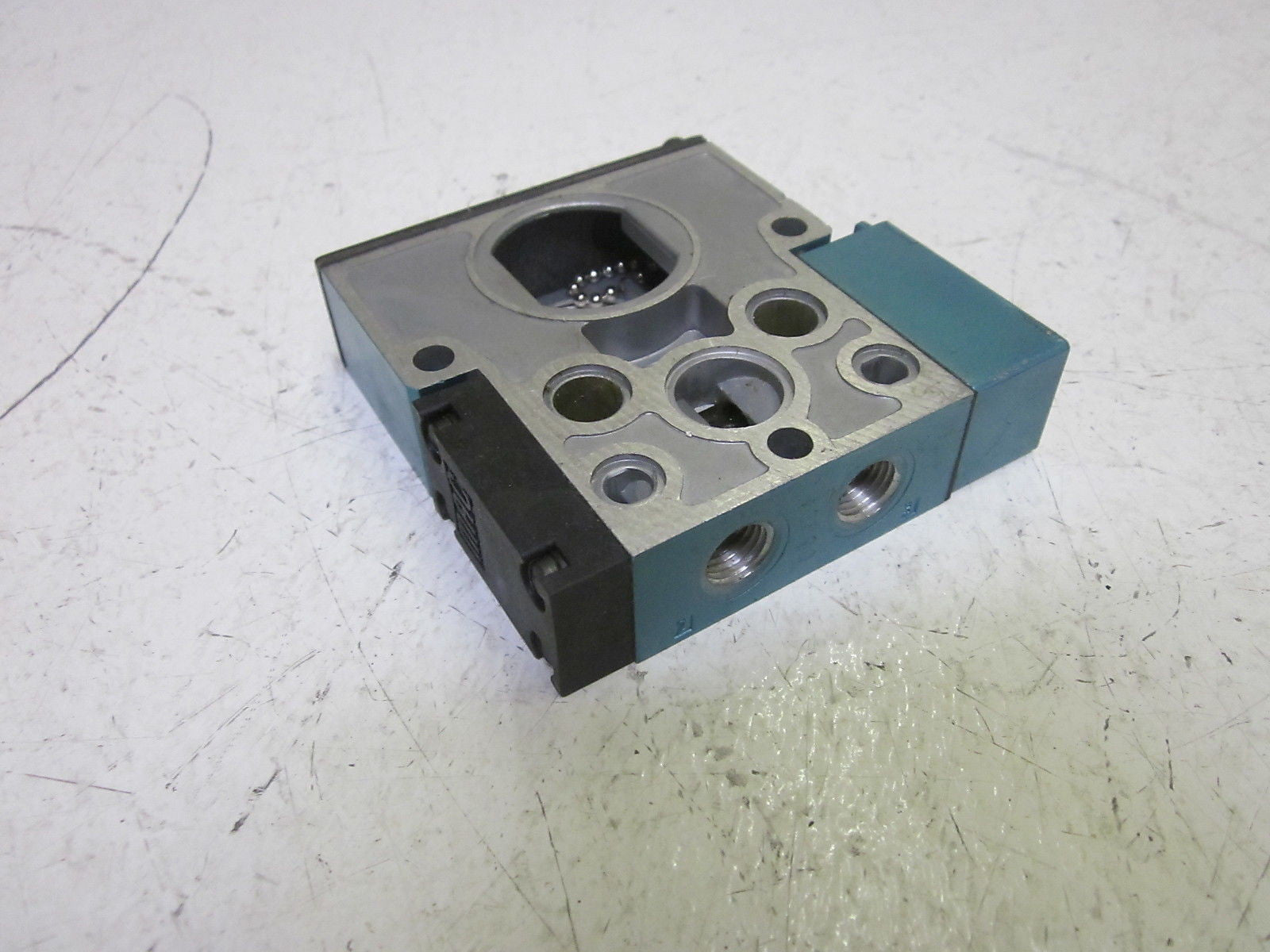 MAC 811C-PM-111DA-142 SOLENOID VALVE  *USED*