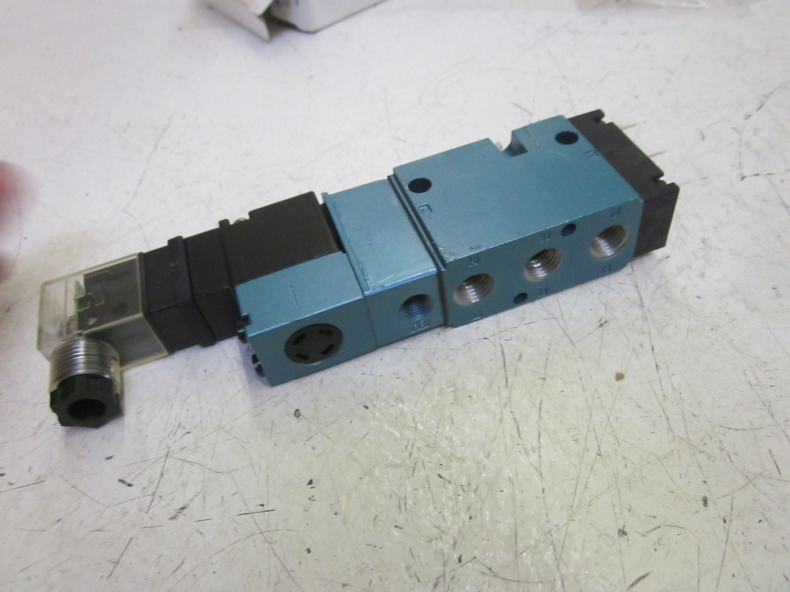 MAC 812C-PP-611JD-112 SOLENOID VALVE 24VDC *NEW NO BOX*