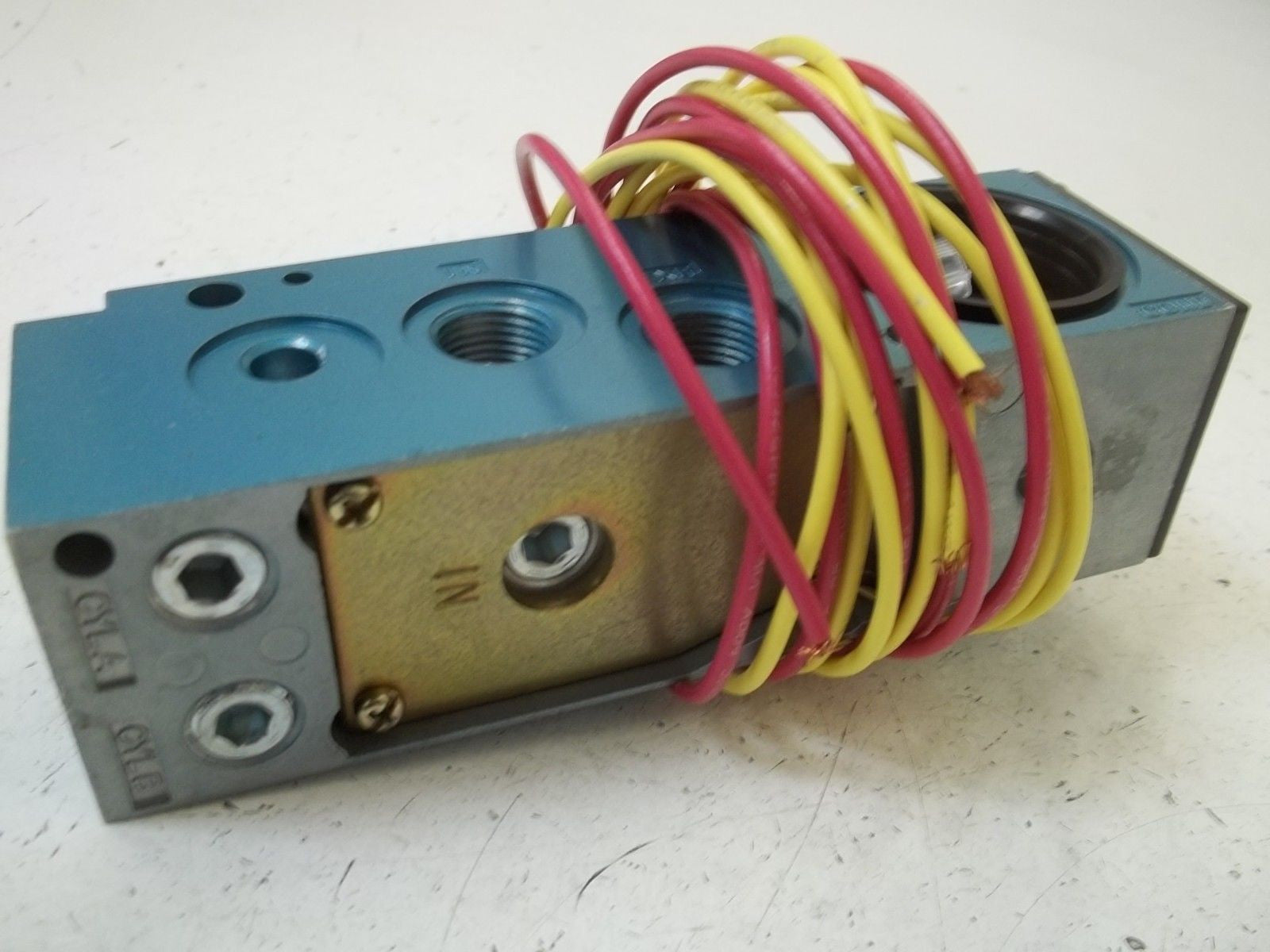 MAC 82A-0A-BRA-00-0003 SOLENOID VALVE BASE *NEW NO BOX*