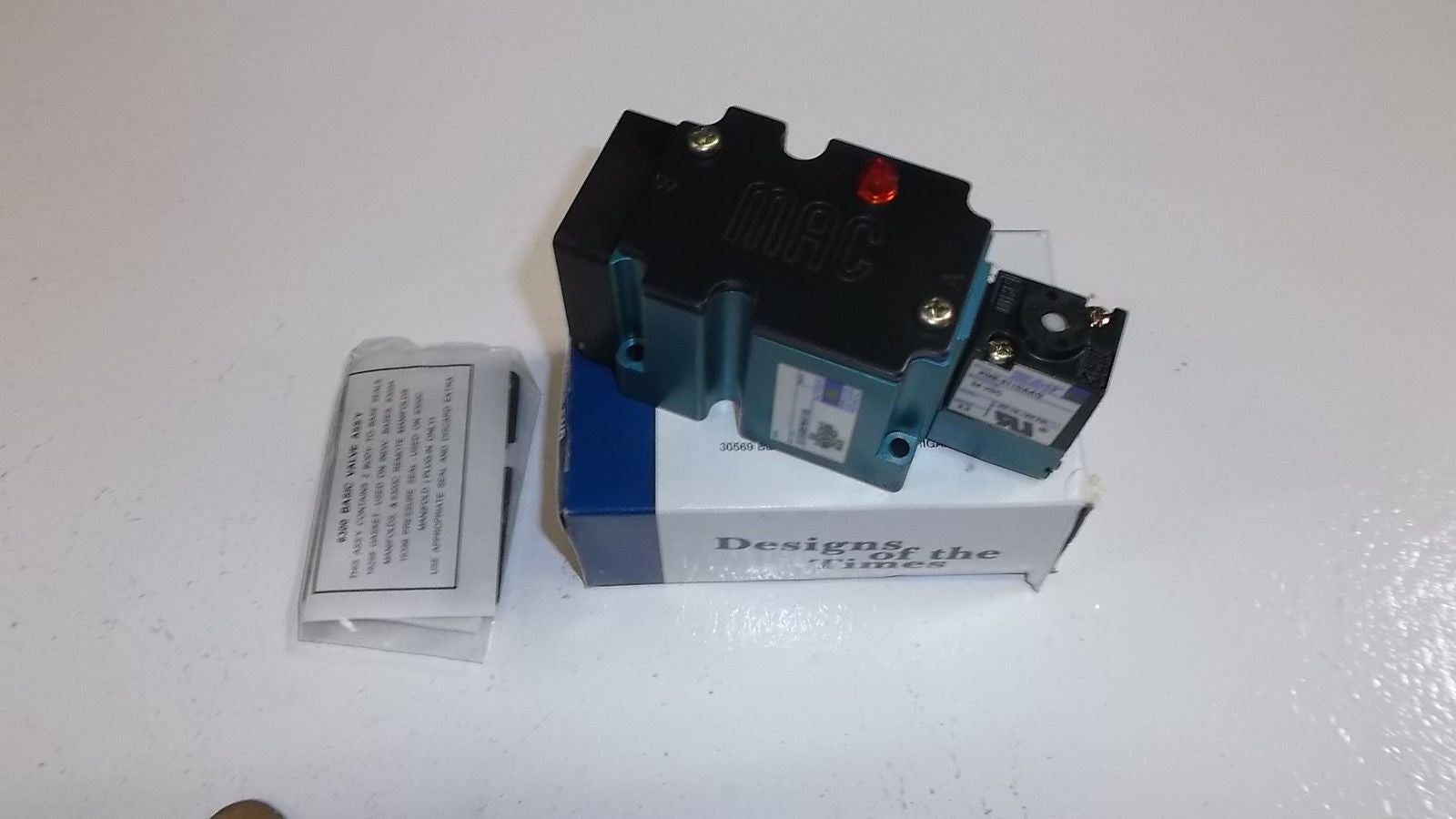 MAC PNUEMATIC SOLENOID VALVE 6313D-000-PM-611DA *NEW IN BOX*