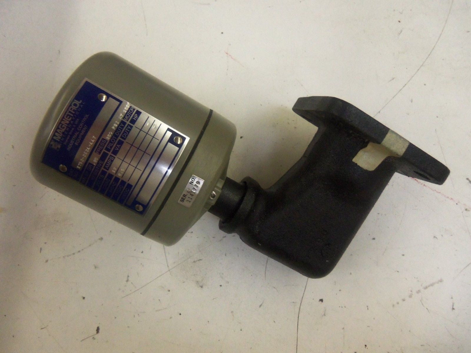 MAGNETROL XT52-2E3A-AAY *NEW NO BOX*
