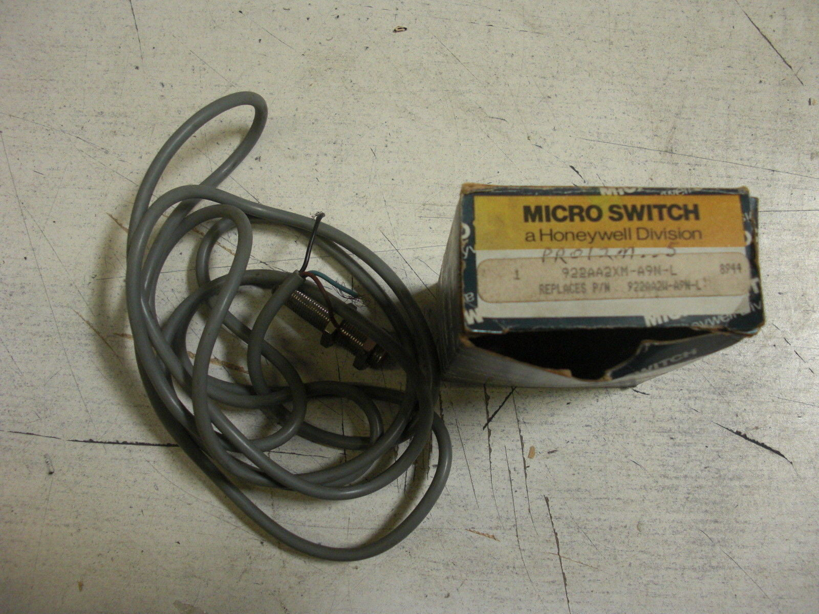 MICROSWITCH 922AA2XM-A9N-L PROXIMITY SWITCH *USED*