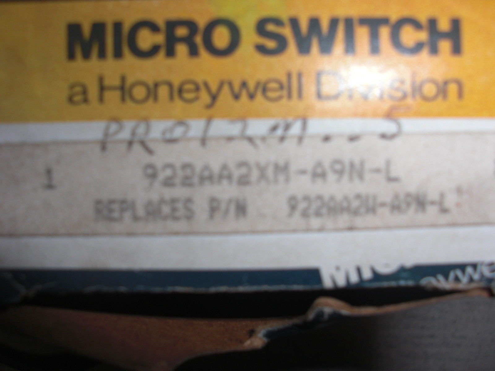 MICROSWITCH 922AA2XM-A9N-L PROXIMITY SWITCH *USED*