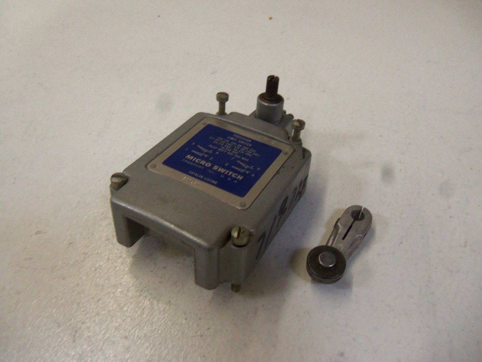 MICRO SWITCH 301LS1 (GREY) *USED*
