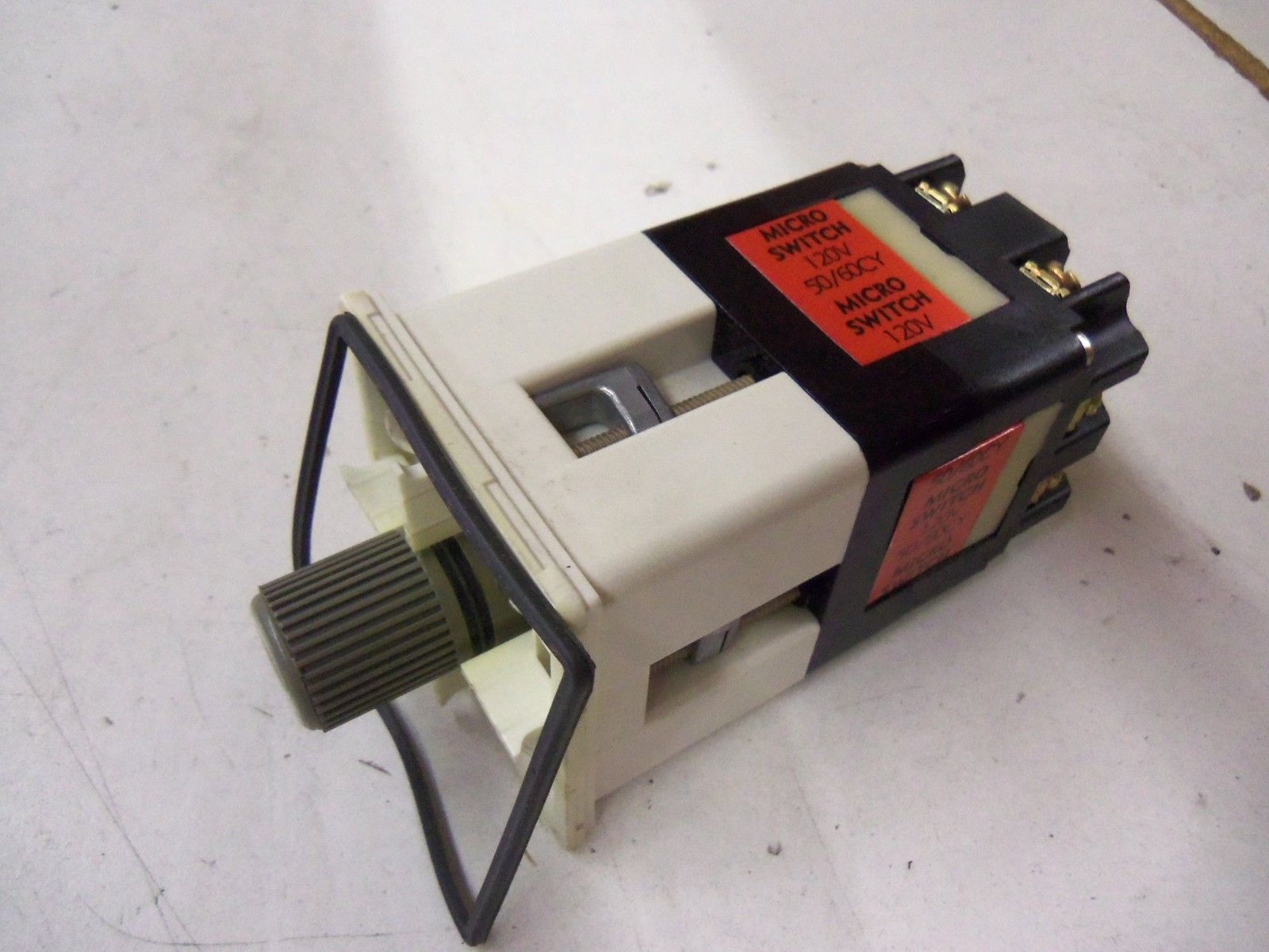 MICROSWITCH 910BHA511 *NEW IN BOX*