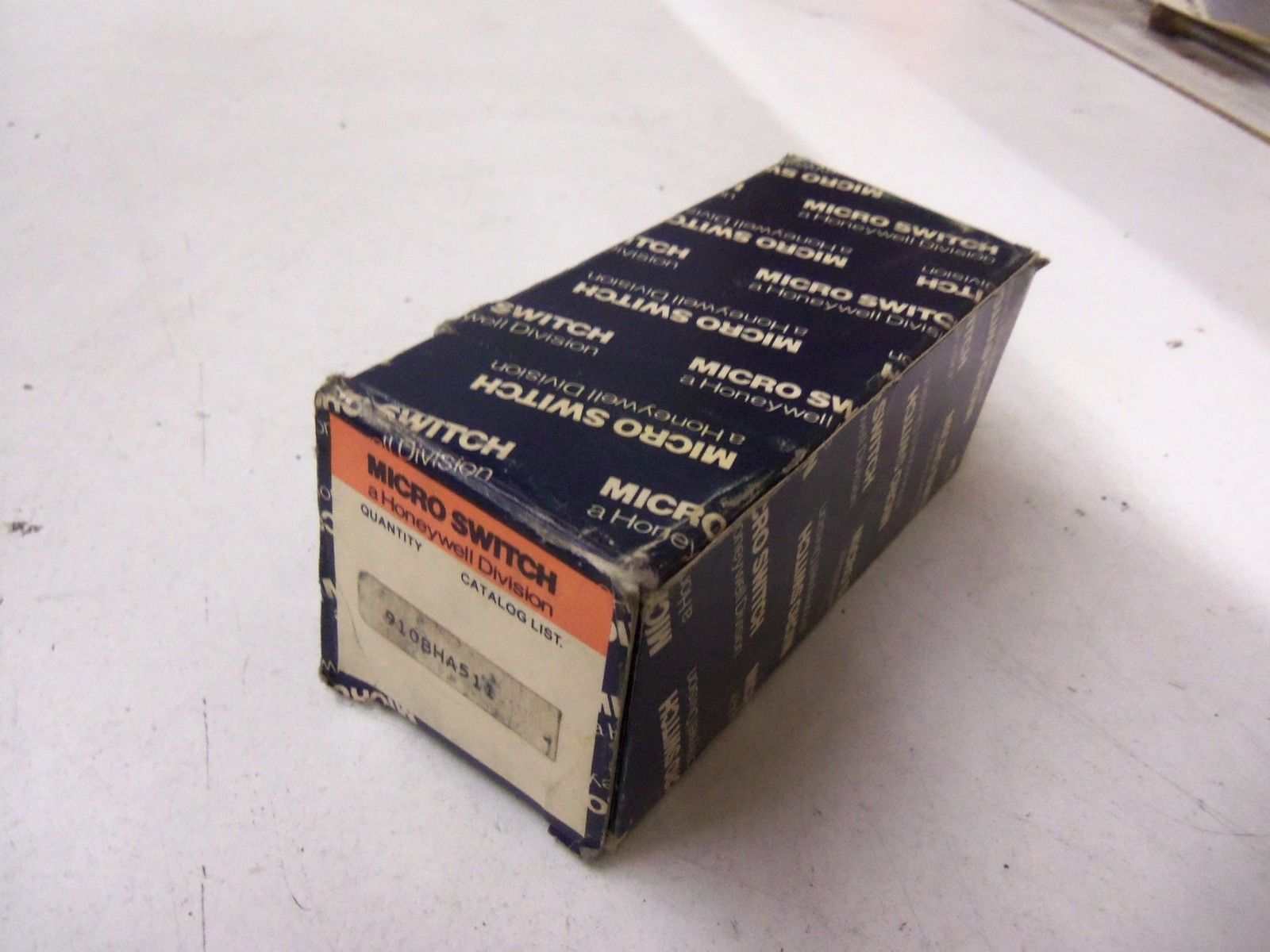 MICROSWITCH 910BHA511 *NEW IN BOX*