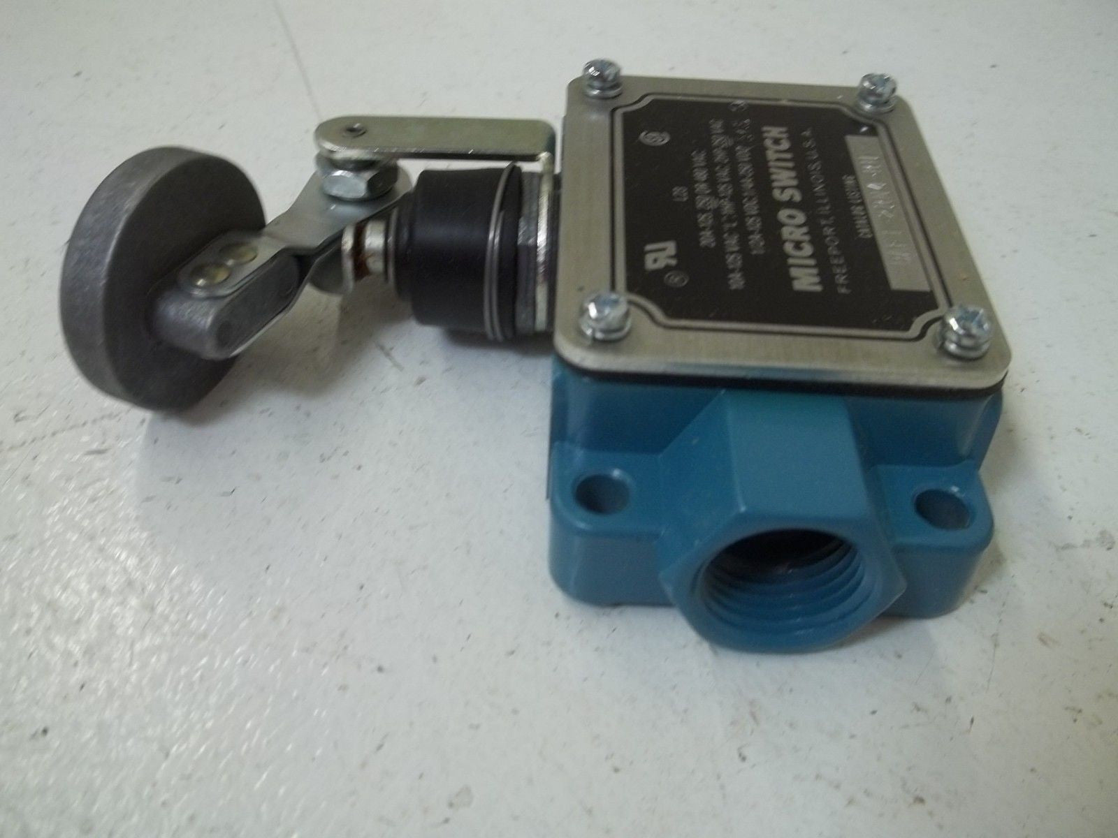 MICRO SWITCH BAF1-2RN4-RH ENCLOSE SWITCH*NEW IN BOX*