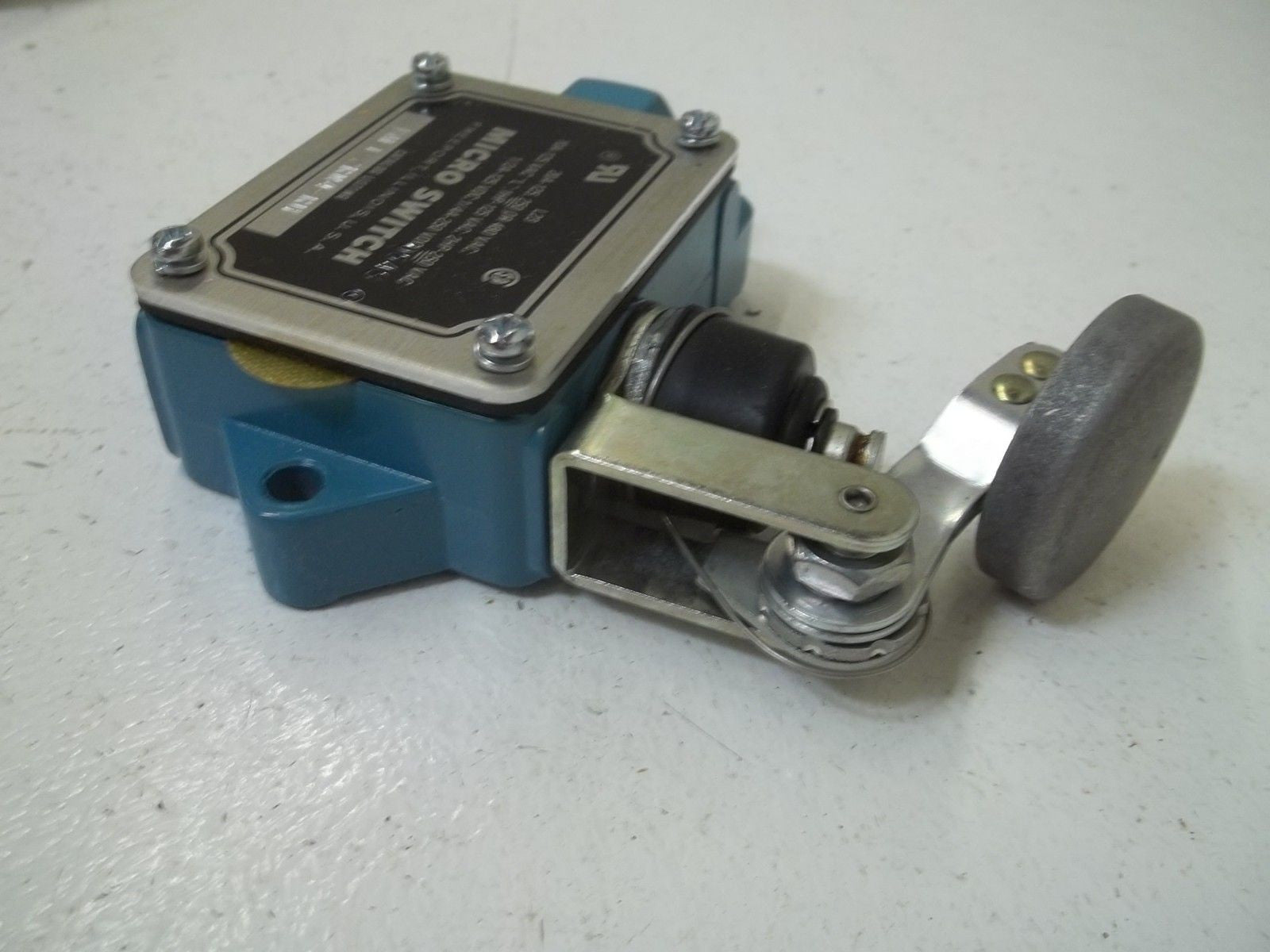 MICRO SWITCH BAF1-2RN4-RH ENCLOSE SWITCH*NEW IN BOX*