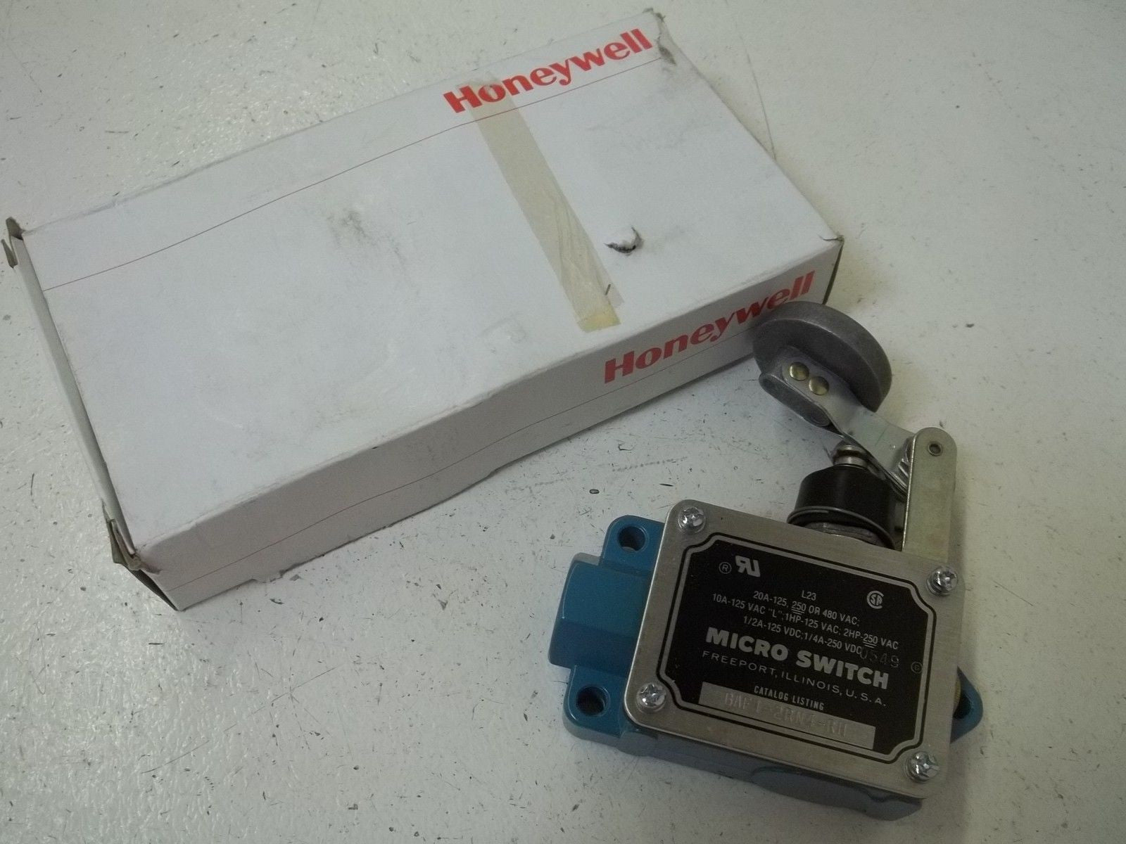 MICRO SWITCH BAF1-2RN4-RH ENCLOSE SWITCH*NEW IN BOX*