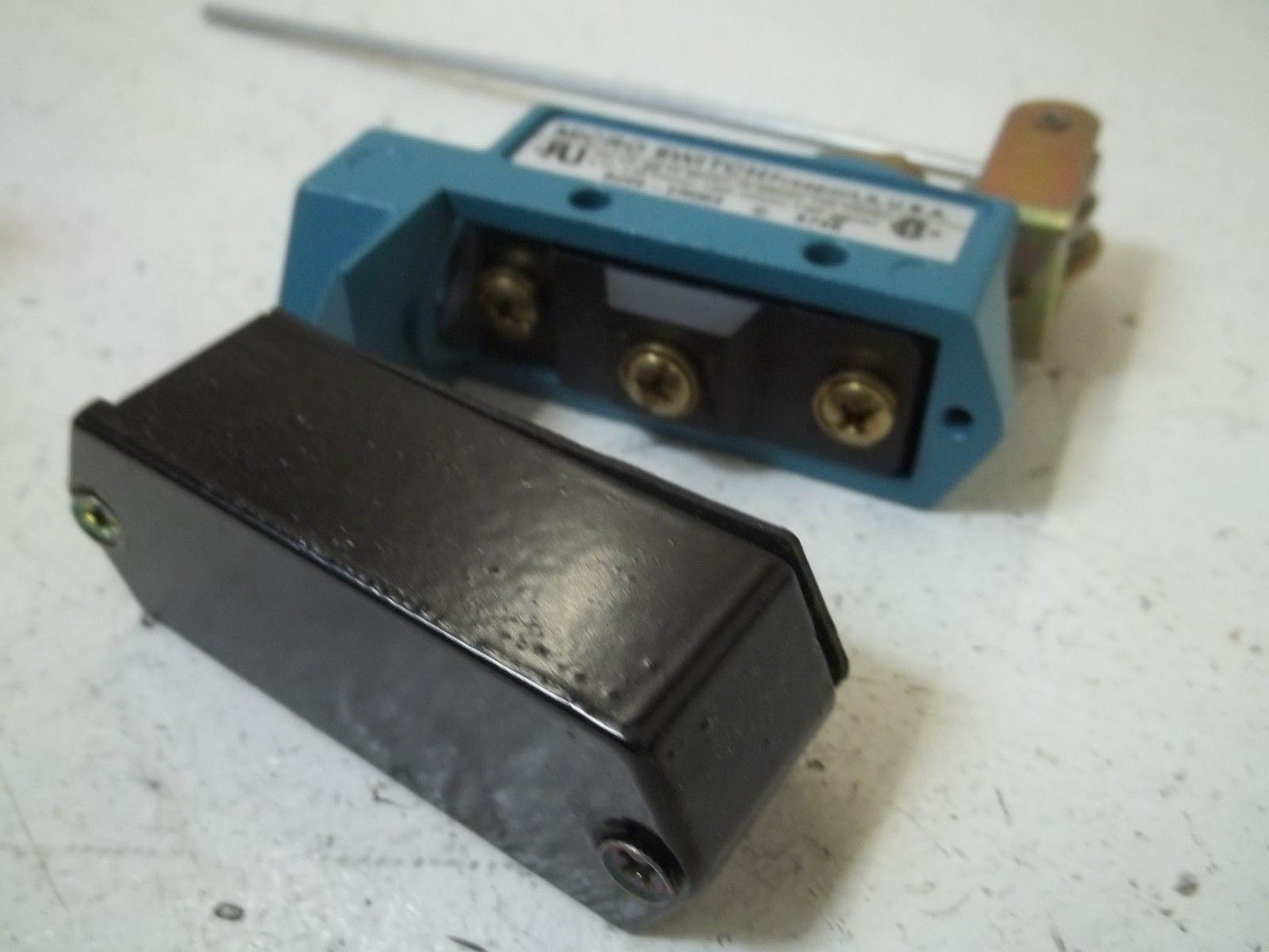 HONEYWELL BZE6-2RQ62 LIMIT SWITCH *NEW IN BOX*