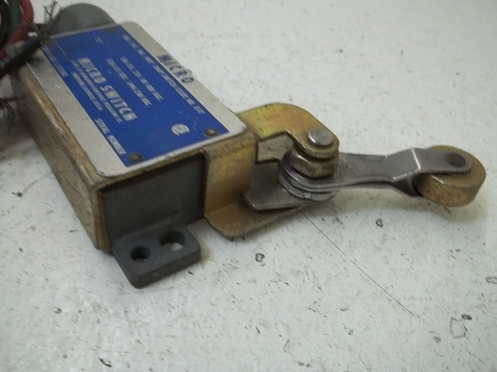 MICROSWITCH BZLN-2-RH3 LIMIT SWITCH *USED*