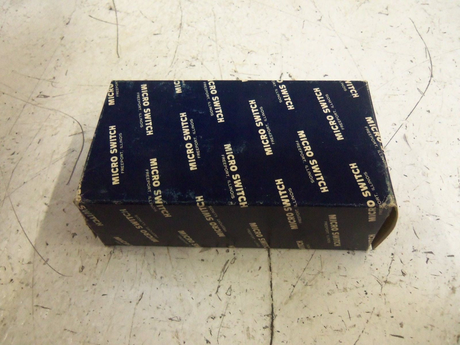MICROSWITCH BZV6-2RQ62 ENCLOSED BASIC SWITCH *NEW IN BOX*