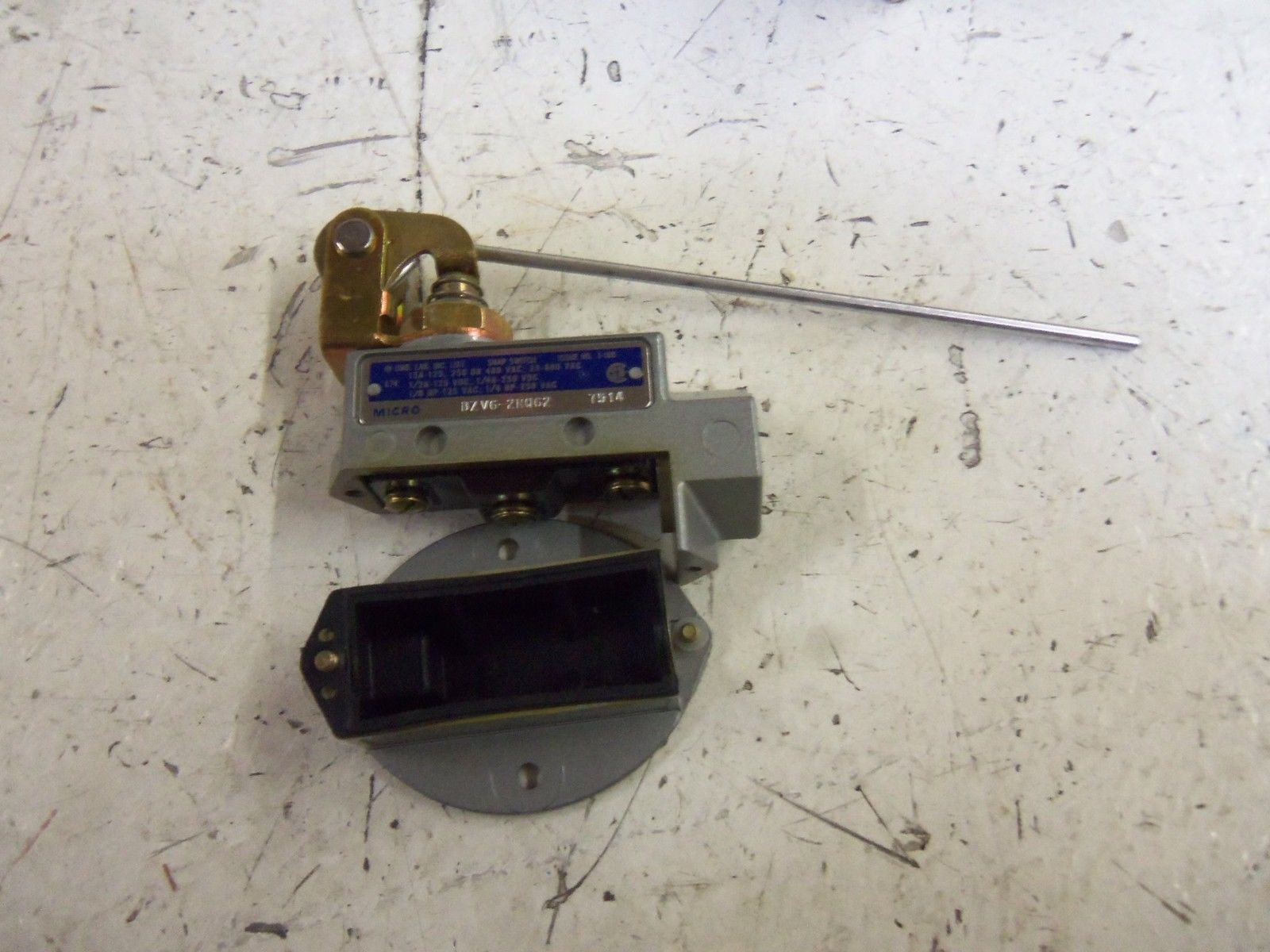 MICROSWITCH BZV6-2RQ62 ENCLOSED BASIC SWITCH *NEW IN BOX*