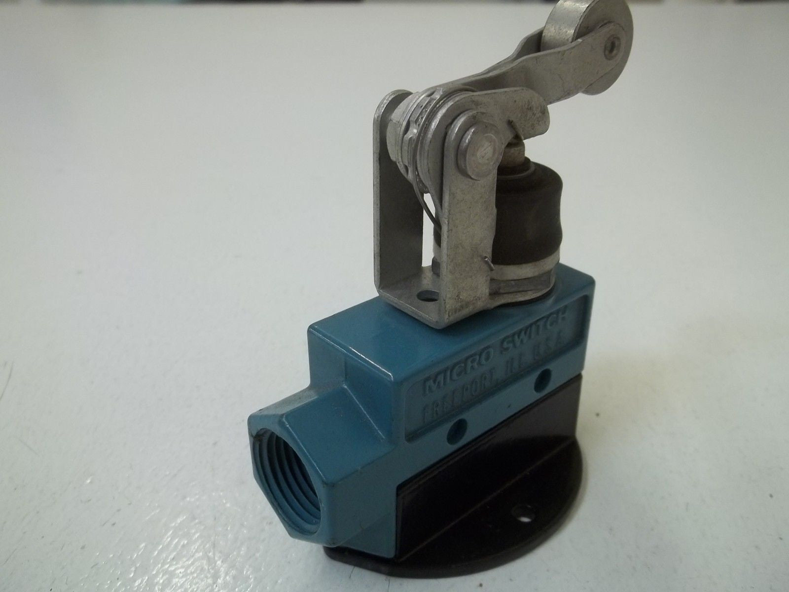 MICRO SWITCH BZV6-2RN2 LIMIT SWITCH *USED*