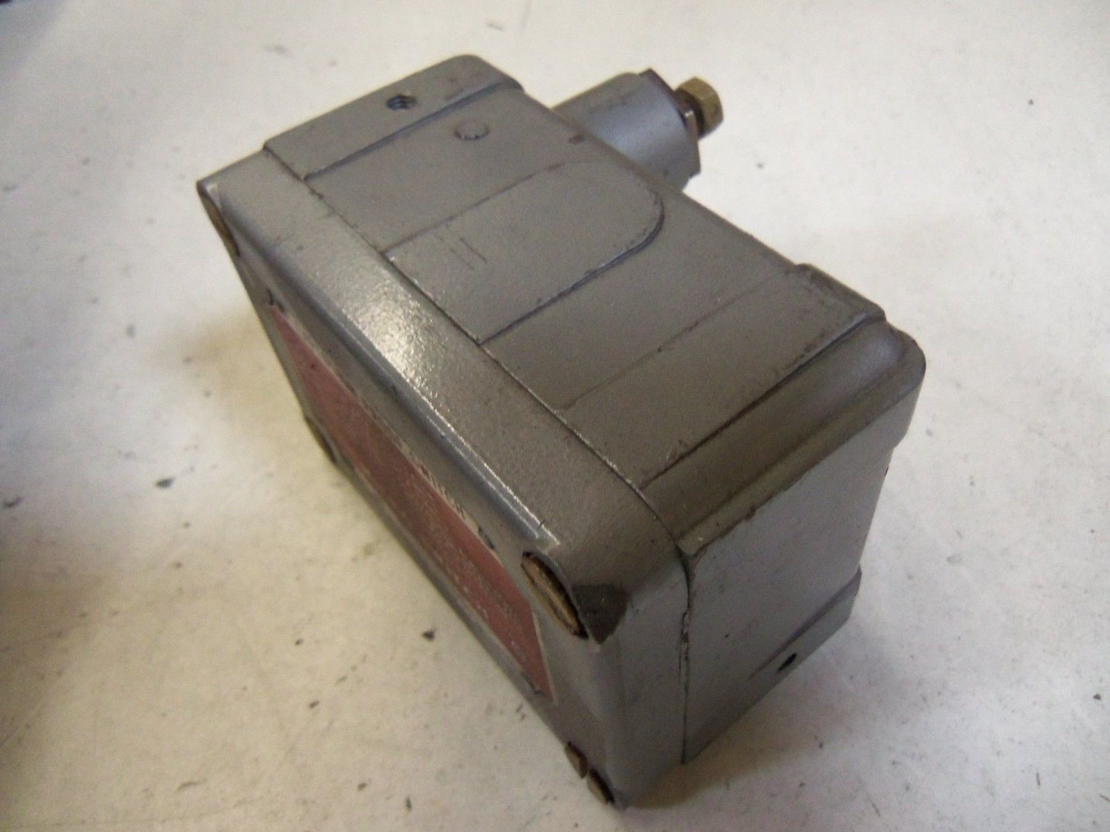 MICRO SWITCH EX-AR1613 EXPLOSION PROOF SWITCH (GREY) *USED*