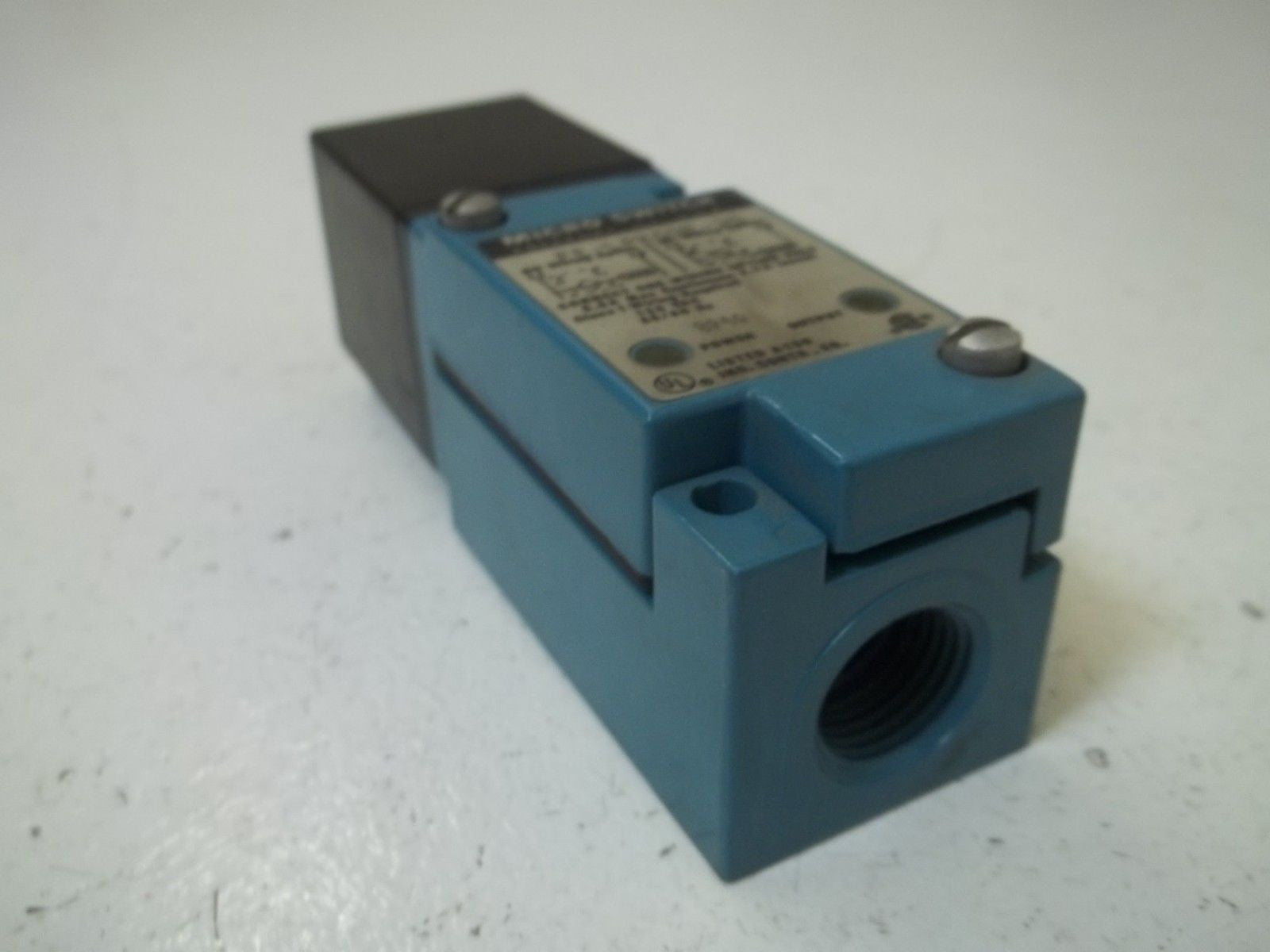 MICRO SWITCH FE-LPK03E-2S PHOTOELECTRIC SENSOR *USED*