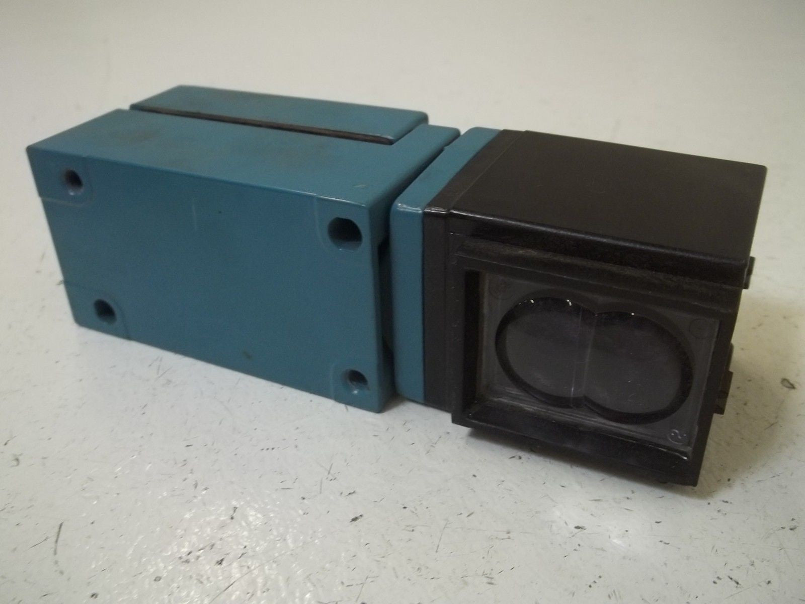 MICRO SWITCH FE-LPK03E-2S PHOTOELECTRIC SENSOR *USED*