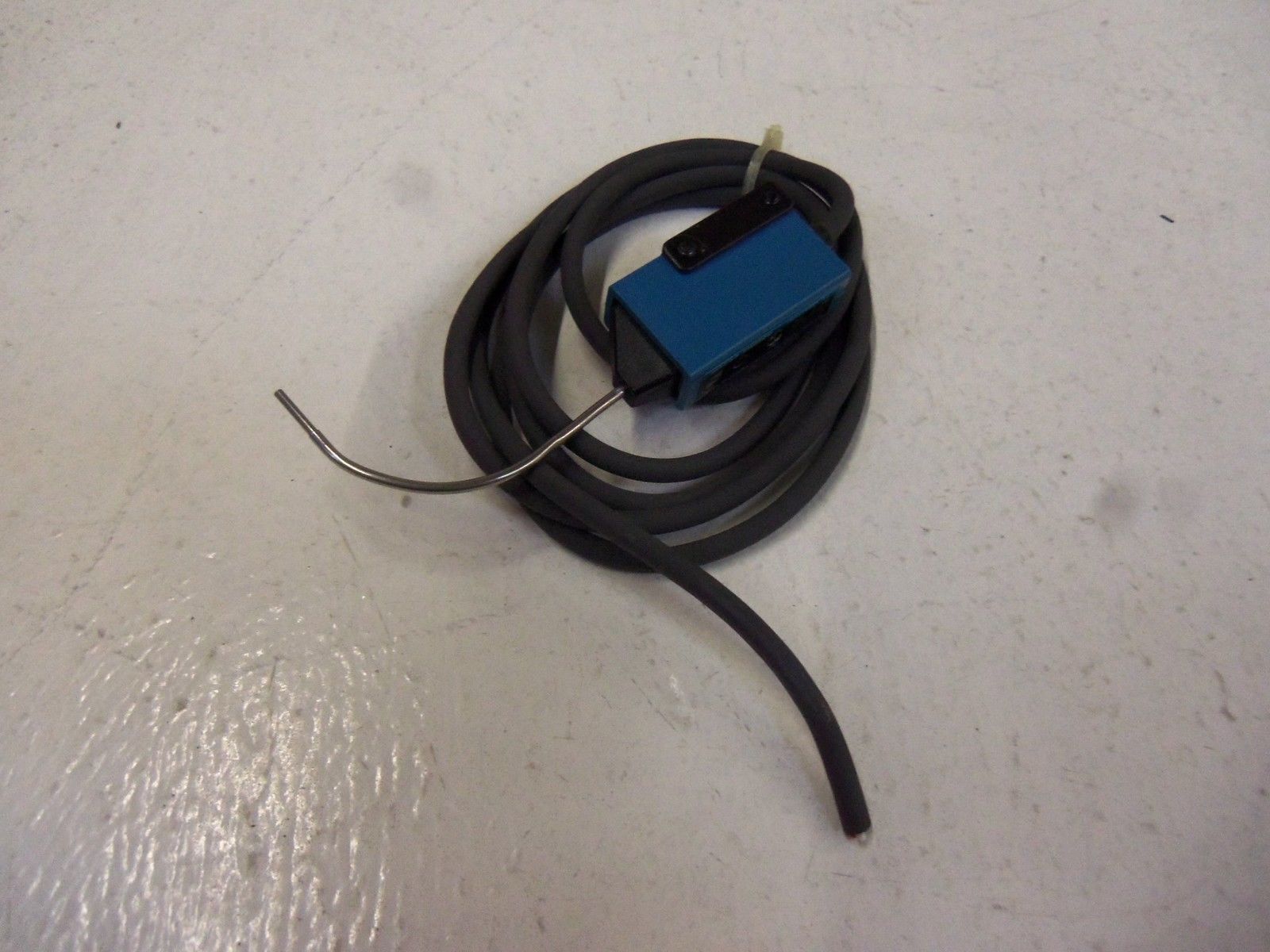 MICROSWITCH FE7B-FDA6-M PHOTOELECTRIC FIBER CABLE *USED*
