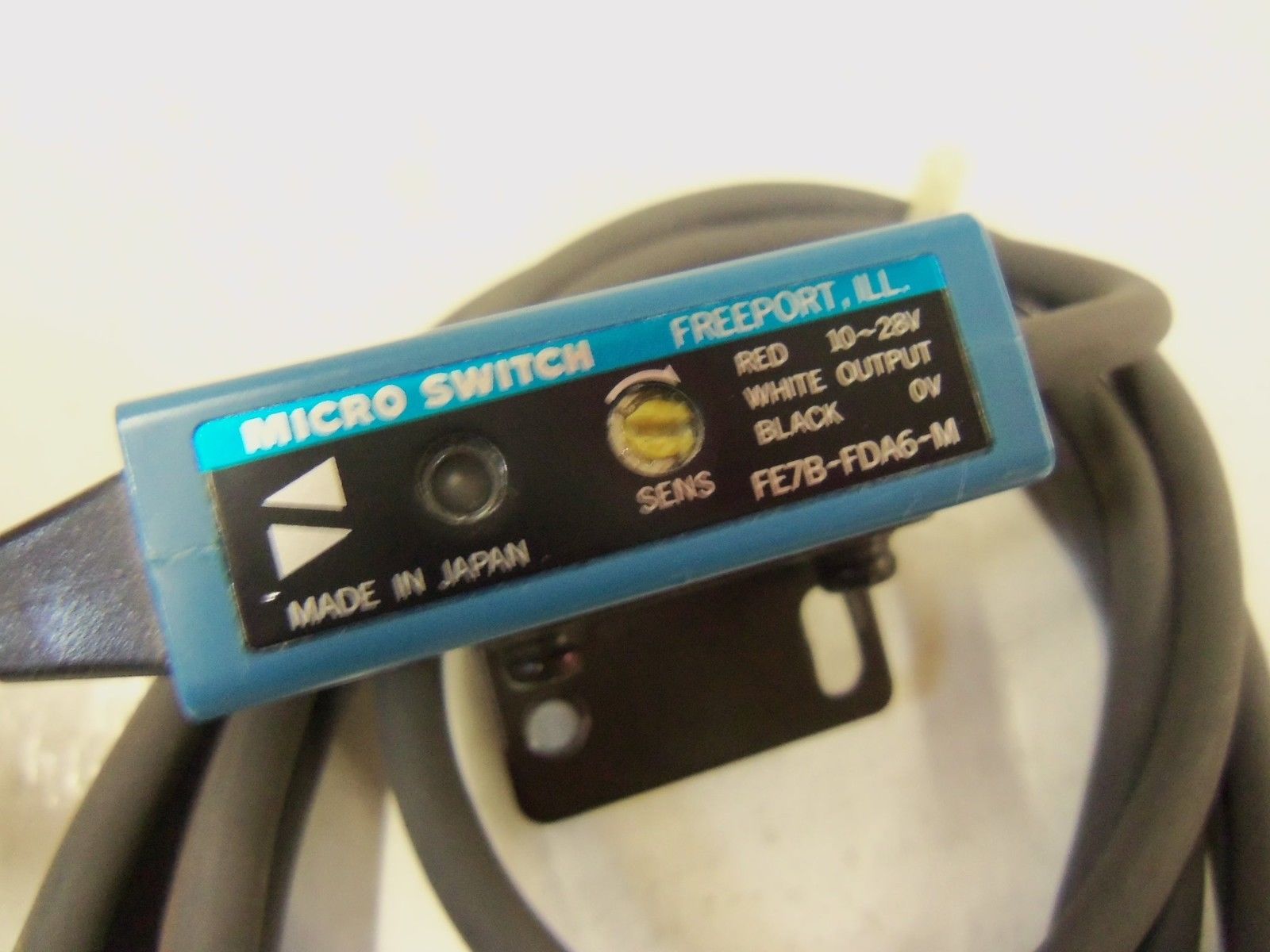 MICROSWITCH FE7B-FDA6-M PHOTOELECTRIC FIBER CABLE *USED*
