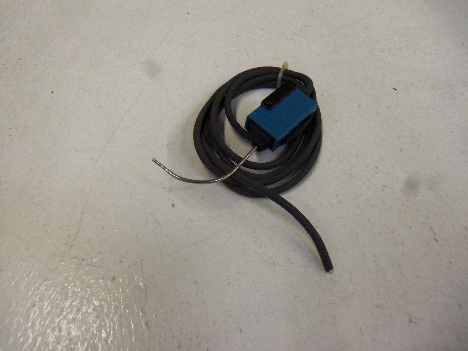MICROSWITCH FE7B-FDA6-M PHOTOELECTRIC FIBER CABLE *USED*